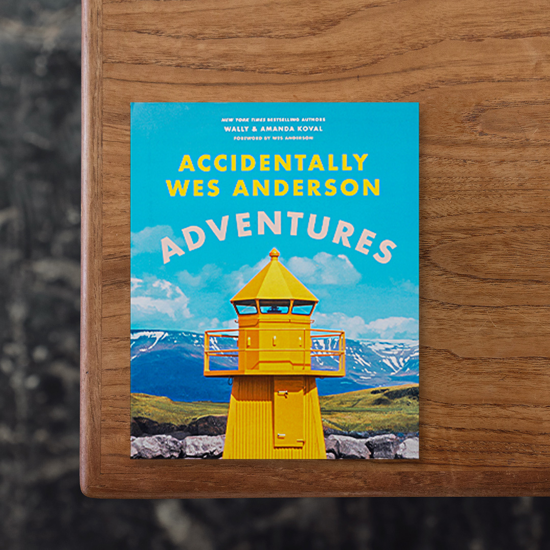 ウェス・アンダーソン本人の承認を得て発行された、ウェスの映画の劇中と見紛うような世界各地に存在する魅力的な場所の数々を地域ごとにまとめたガイドブック。
南境大陸や北極圏といった極限環境をはじめ、オーストラリアの人口よりもカモノハシの個体数が多い島や、ロンドンにある変わり種の傘を取り扱う専門店といったメルヘンなスポットなど、魅力的な場所の数々を豊富なヴィジュアルとともに紹介。人々に眠る本能的な冒険心を刺激する一冊となっています。

#AccidentallyWesAnderson-Adventures#WallyKoval,AmandaKoval#graphic#photo #photograph #designbook #artbook #photobook #photographer#design#art