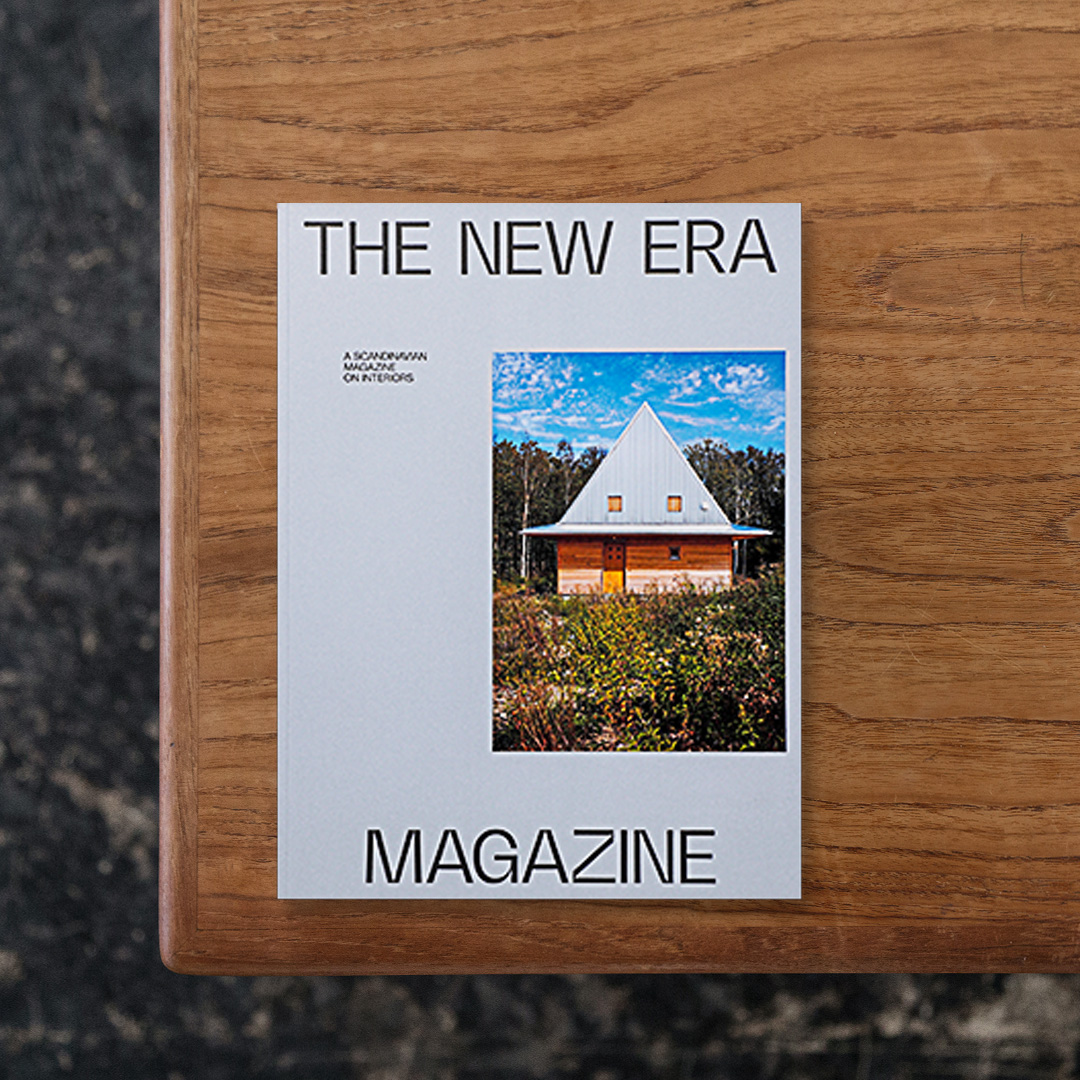 綿密な取材を元にして建築やインテリア、プロダクトデザインに工芸、アートについて取り上げるスウェーデン発のスカンジナビアに特化したライフスタイル誌『THE NEW ERA MAGAZINE』。
第6号では現代で活躍するデザイナーたちの住まいやスタジオを訪ね、個人的な空間を通して、現代のデザイナーたちの思考に迫ります。
コペンハーゲンではアーティスト、Gun Gordillo（グン・ゴルディロ）の自宅、 Karl Monies（カール・モニエス）のスタジオを探訪、ロンドンではガラス、ラミネートウッド、ベニヤ、陶器といった素材を用いてデザインを手掛けるデザイナー、 Bethan Laura Wood（ベサン・ローラ・ウッド）の折衷的な自宅を来訪。
また、インテリアデザインと建築を中心に手がけるデザインスタジオ、Halleroed （ハレロード）の現代のインテリアデザインについて考察なども収録しています。