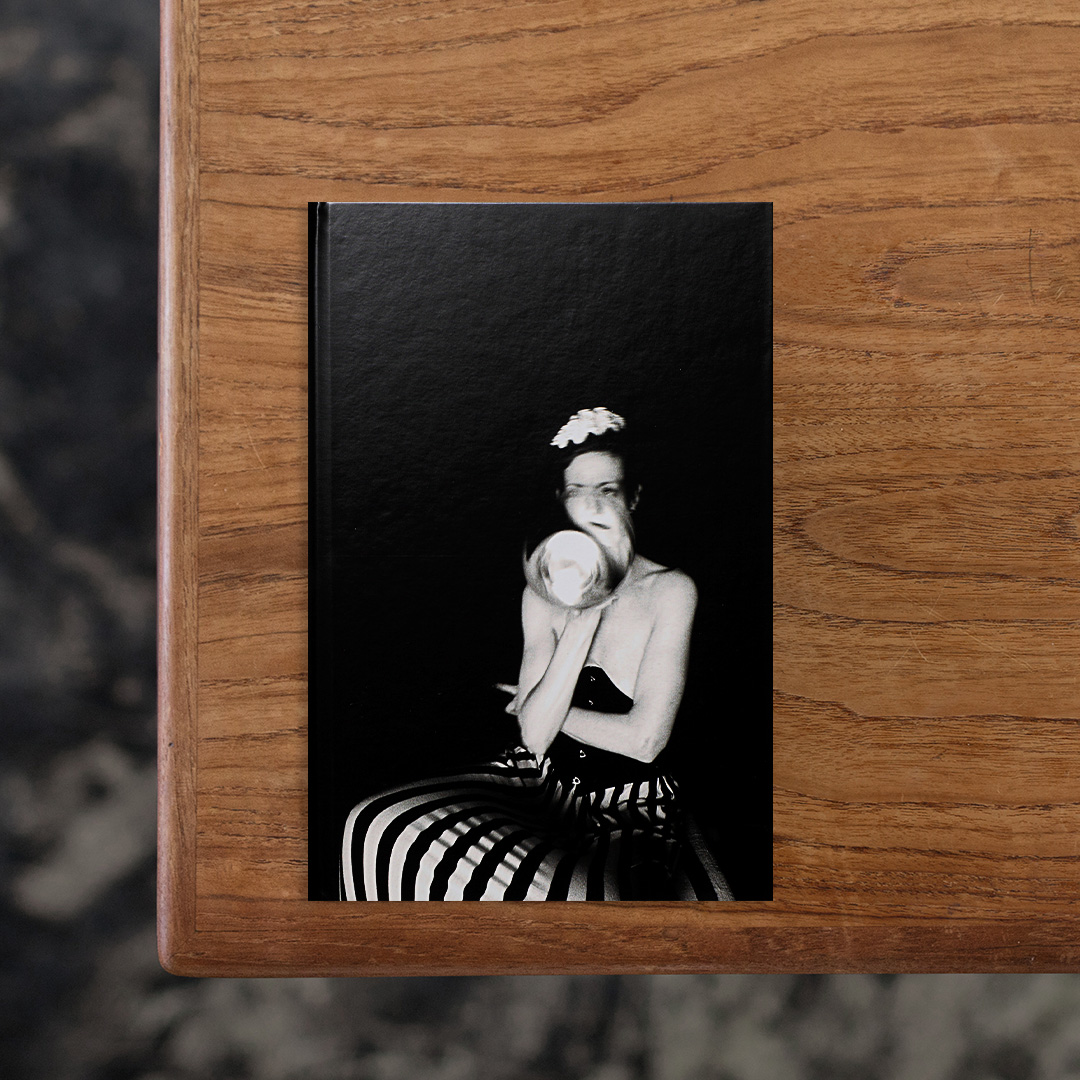 フランスとイギリスを拠点に、写真家とスタイリストの兼業ならではの質の高い世界観の構築手法で知られるClaire Sibille Passmore（クレール・シビーユ・パスモール）が、タイトルである『La Dernière Impératrice（最後の皇后）』をテーマに、自らをモデルにして様々な衣装を身に纏いながら撮影したセルフポートレートをまとめた一冊。
ロマネスク時代やロココ時代などを彷彿とする様式の衣装をはじめ、和服などもスタイリングの中に取り入れられており、かつてパリに出てきたばかりのファッションデザイナー・John Galliano（ジョン・ガリアーノ）のもとで働いていた経歴を持つクレールならではの、服飾史とその背景に対する深い理解や認識が宿っています。

#LaDernièreImpératrice#ClaireSibillePassmore#graphic#photo #photograph #designbook #artbook #photobook #photographer#design#art