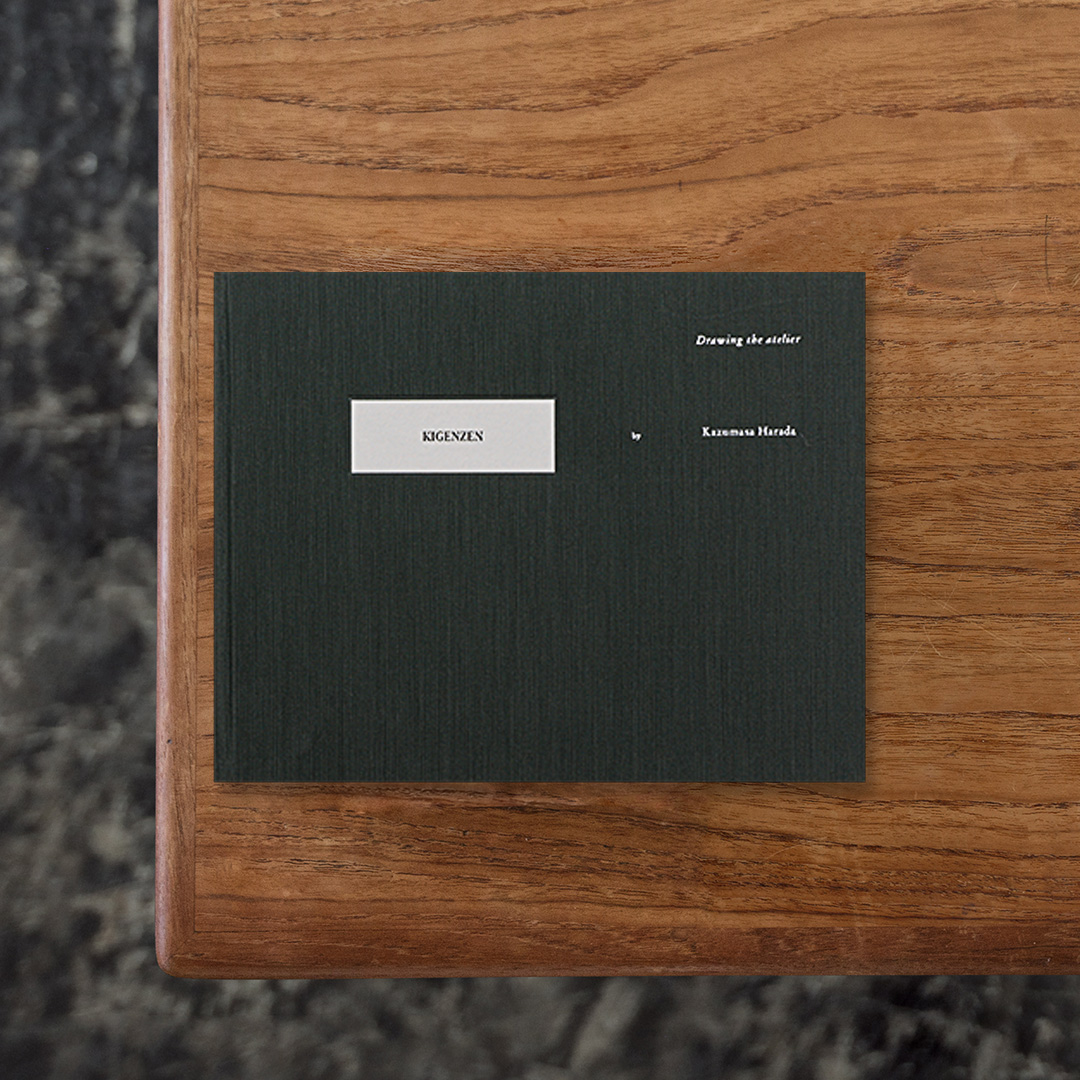 ブランディング・エージェンシー「BIGLONG」の代表である大長将之と、「FRITZ HANSEN」や「TEKLA」といったデンマークの企業を中心にコンサルティングを手がける相澤真諭子の夫婦が共同で運営する『KIGENZEN』のアトリエで、写真家の原田教正が記録した写真をまとめたビジュアルブック。
KIGENZENのアトリエは、ポール・ケアホルムによるダイニングテーブル・PK54を中心に、ディーター・ラムスのレコードプレーヤーや、日本の民具・うなぎ掻きなどをはじめとした夫婦の審美眼で選び抜かれた家具とオブジェによって設えられており、開口部の広い窓からは、季節や天候とともにうつろいを見せる豊かな自然光が差し込んでいます。
『KIGENZEN』のアトリエの光景が、デザインにも造詣の深い原田教正の眼を通じて捉えられており、色彩を排して形態を浮き彫りにするモノクロを基調としながらも、時折差し込まれる鮮やかな色がこの空間の魅力とその固有性を視覚的に訴えてくる一冊。

#DrawingtheAtelier#原田教正#KIGENZEN#graphic#photo #photograph #designbook #artbook #photobook #photographer#design#art