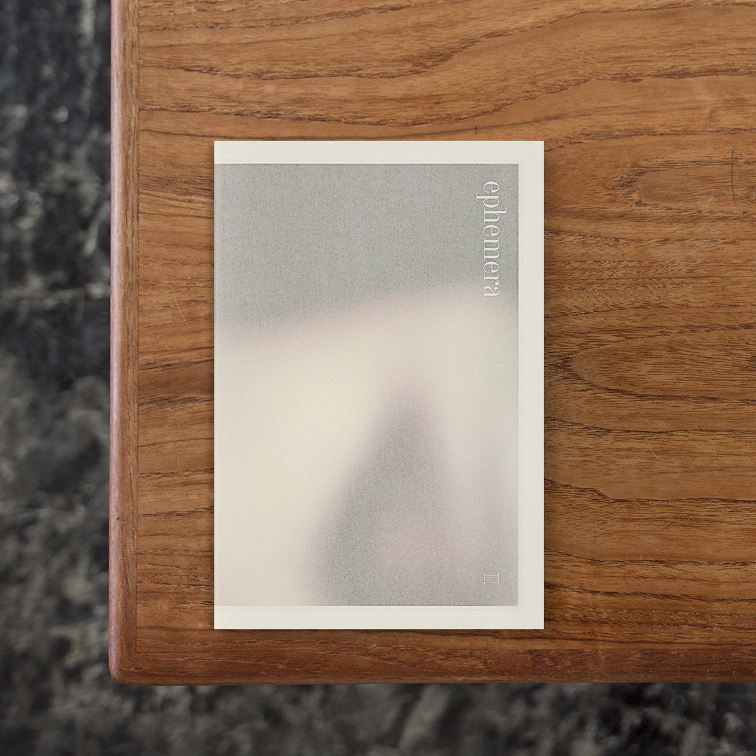 デザインにアートディレクションと多岐にわたる活動を手がける禰冝田大然が、自ら発行人兼キュレーターとして2020年に創刊したシリーズ『ephemera ETUDE』の第2弾。
今号ではフランス・パリを拠点に活動する写真家・Francois Fontaine（フランソワ・フォンテーヌ）が第1弾に引き続き登場しており、スクリーン上で投影した映画の一場面をピントを外して撮影した写真を二つ折りにした状態で8枚収録。
とめどなく場面が移り変わっていくムービーを断片的に静止画として不鮮明に捉えた朧げで夢想的な場面は、鑑賞者を別世界へと誘います。

#EphemeraEtude#2/MuseonRemembrance#graphic#photo #photograph #designbook #artbook #photobook #photographer#design#art