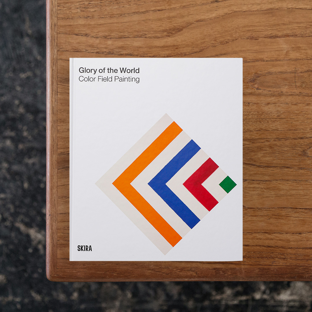 1950年代後半から1970年代にかけてアメリカで発展した現代抽象絵画の一派、「Color Field Painting」について扱った作品集。
キュレーター兼ディレクターである Bonnie Clearwater によって、いかにしてアメリカの抽象美術の中で浸透していったのか丁寧に紐解いています。
色彩を通じて抽象絵画の未来を志向した芸術家たちの野心や実践について深く迫り、従来の絵画の枠組み（手法、材料、描画方法など）を越えて、色彩そのもの、色面の存在感を強く押し出すことを試みた作品をまとめています。
本書のタイトル『Glory of the World』は、Frank Stella（フランク・ステラ）が影響力ある芸術家であり教師でもあったHans Hofmann（ハンス・ホフマン）について記した文章に由来したもの。従来の絵画の枠組み（手法、材料、描画方法など）を越えて、色彩そのもの、色面の存在感を強く押し出すことを試みるという意味を持っています。

#GloryoftheWorld#BonnieClearwater#Skira#graphic#photo #photograph #designbook #artbook #photobook #photographer#design#art