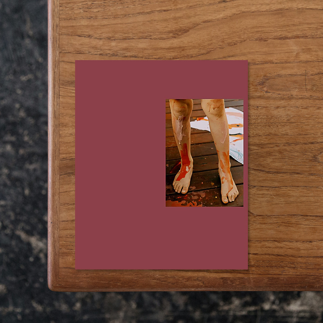 オーストラリア出身の写真家・Lisa Sorgini（リサ・ソルジーニ）の作品集。
母性と喪失をテーマに10年近く追い続けた写真シリーズをまとめたものとなり、自身が母となる一方で自身の母を失ったという二重の経験が起点となっています。
「母であること・母を喪ったこと」という二つのアイデンティティが衝突する場面で、母性・喪失・記憶・家庭という境界領域（リミナルスペース）を視覚的に探究しています。
写真には子どもの成長期、家庭内の親密な日常、喪失を予感させる静かな余白が含まれており、「母と子」の関係という一見親密で温かなモチーフの裏側にある、複雑さ、躍動と静寂、意識・無意識の交錯が可視化されています。

#IN-PASSING#LisaSorgini#graphic#photo #photograph #designbook #artbook #photobook #photographer#design#art