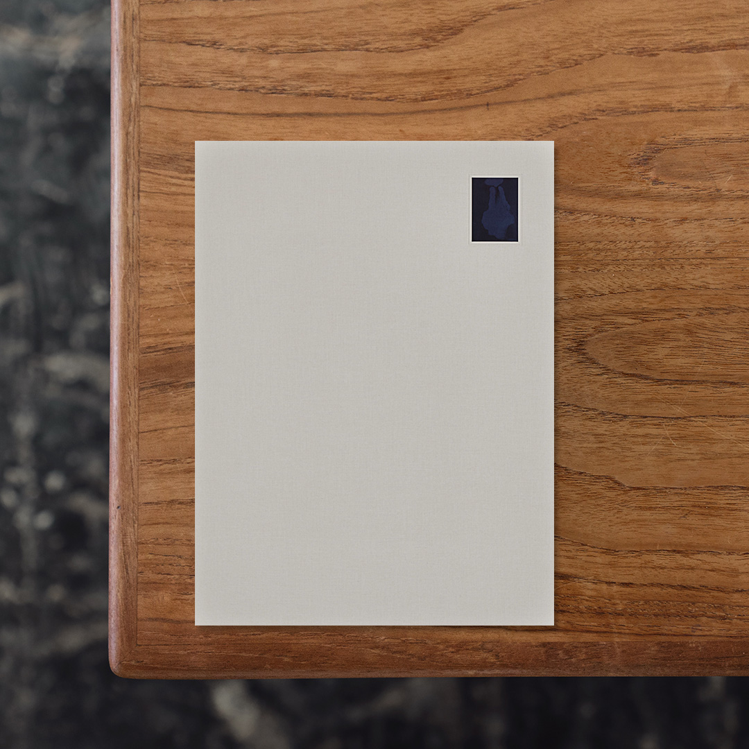 デザインにアートディレクションと多岐にわたる活動を手がける禰冝田大然が、自ら発行人兼キュレーターとして2020年に創刊したシリーズ『ephemera ETUDE』の第3弾。
今号ではファッションデザインと書道、そして中国絵画を融合させて再解釈した独自の作風で知られるフランスのアーティスト・Aurore de La Morinerie（オロール・ドゥ・ラ・モリヌリ）が登場しており、546mm x 406mmの大判で16ページにわたって黄昏時の時間帯を表した作品「Waltz in the Twilight」を収録。
なお印刷には紙本来の原材料の風合いを感じられる一方でインクの色が沈み込みやすい非塗工紙が採用されており、作品を鑑賞するとともに、紙と印刷が一体となった独特の質感についても楽しむことができます。

#EphemeraEtude#3/WaltzintheTwilight#AuroredelaMorinerie##graphic#photo #photograph #designbook #artbook #photobook #photographer#design#art