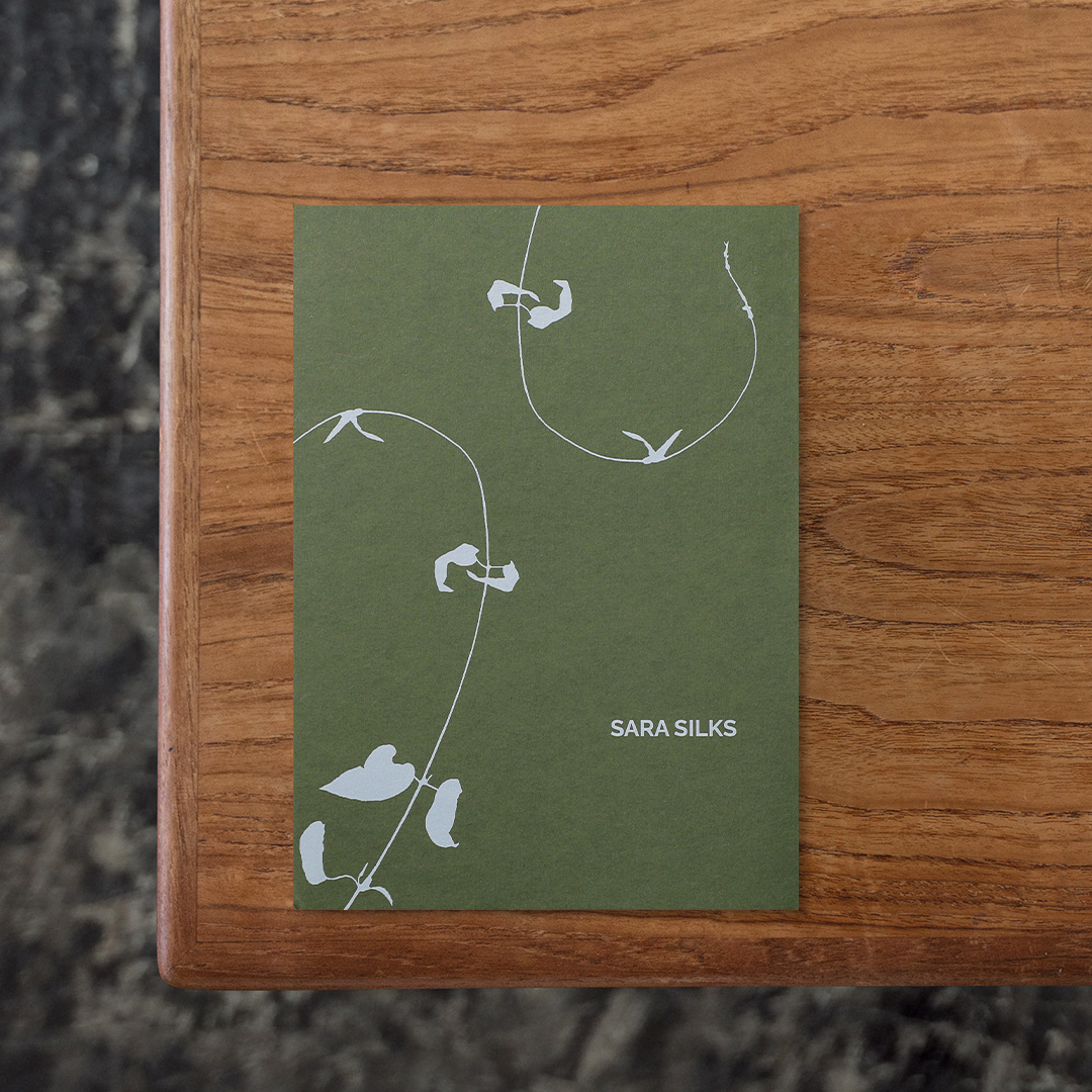 世界の新進気鋭の写真家の作品を紹介する隔月刊シリーズ第23弾で取り上げるのは、Sara Silks（サラ・シルクス）。
アメリカ出身のサラは、アナログの暗室技法とデジタルでのイメージのレイヤー化を併用することで、光が異なる素材を通り抜ける様子や変化を探究しており、その作品は詩的ドキュメンタリーに近しい佇まいがあります。
写真というメディアを通じて、光と影、そして時間の余白を捉えることで、人々に立ち止まってじっくりと観察することを促す一冊。

「Setanta Books Bi-Monthly Zines Fair」
1/13（火）- 1月27日（火）
12:00-19:00 水曜定休 /入場無料
東京都目黒区鷹番2-13-3 キャトル鷹番 BOOK AND SONS
03-6451-0845 / shop@bookandsons.com

#SaraSilks#SetantaBooks#graphic#photo #photograph #designbook #artbook #photobook #photographer#design#art