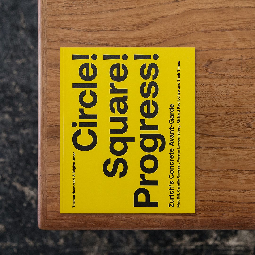 1930年代から40年代にかけてスイス・チューリッヒで活動したアーティスト集団を中心に興隆した芸術運動「チューリッヒ・コンクリティスト」について包括的にまとめたモノグラフ。
チューリッヒ・コンクリティストは、Max Bill（マックス・ビル）をはじめとした芸術家たちが古典美術のスタイルを模倣した作品がもてはやされていることに対する反感から生まれた運動で、幾何学性を重んじた従来にない前衛的な作品から、発表当時は激しい非難や嘲笑に晒されていました。
その後「コンクリート・アート」は世界的な芸術運動へと発展を遂げたことから、その初期段階であるチューリッヒ・コンクリティストは、20世紀のスイスの芸術やグラフィックデザインの基礎概念を築いた重要な芸術運動に位置付けられています。
本書では多様な視点を通じて「チューリッヒ・コンクリティスト」による活動を紹介し、運動に参加した芸術家による主要な作品を中心に、ゾフィー・トイバー＝アルプといった「ダダイズム」の芸術家との関係性のほか、「デ・ステイル」や「バウハウス」などの近隣諸国の芸術運動からの影響、さらにジャズやダンス、数学、色彩理論などの分野との関連性などをフルカラーの豊富な資料とともにテキストを通じて考察しています。

#Circle!Square!Progress!:Zurich'sConcreteAvant-garde#Scheidegger＆Spiess##graphic#photo #photograph #designbook #artbook #photobook #photographer#design#art
