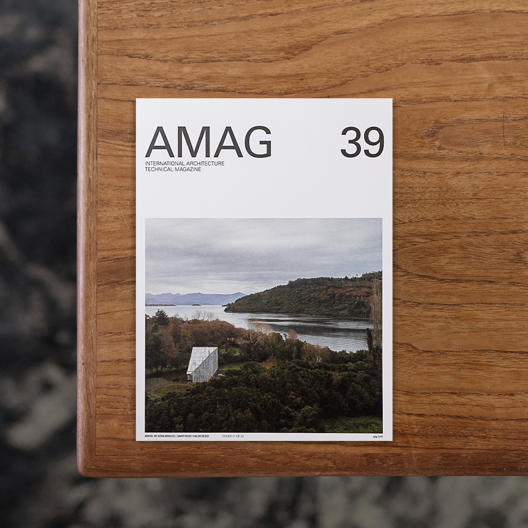 ポルトガルのAMAG社が発行する建築雑誌『AMAG』。今号は展示プロジェクト、インスタレーション、工業デザインなどさまざまなスケールの仕事を手がける
Ivan Bravoと造園・ランドスケープデザインの知見を持つSantiago Valdivieso2名のチリ出身の建築家を特集。
建築だけでなく、インスタレーション、展示、ランドスケープ再構築のためのパビリオンなど、視覚芸術やデザインと密接に関わるプロジェクトを中心に取り上げています。
またポルトガルの建築家José Manuel Pedreirinho による解説テキストで、思考の枠組みや背景、社会・文化との関係性を分析しています。

#AMAG39IvanBravo|SantiagoValdivieso#AMAG#graphic#photo #photograph #designbook #artbook #photobook #photographer#design#art