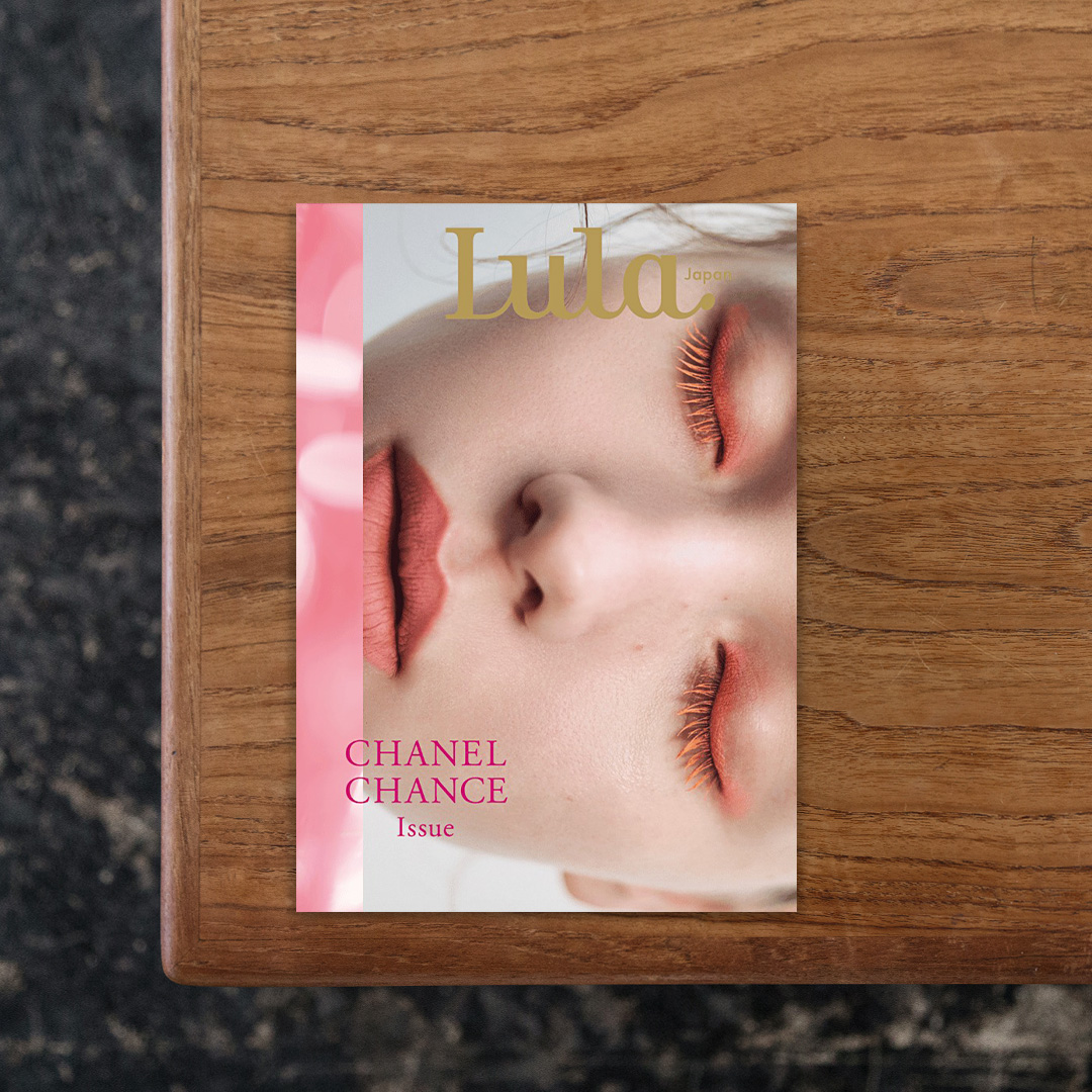 CHANELのフレグランス「CHANCE」をテーマにした、『Lula Japan』の特別号。
コンセプト「Take your Chance!」を軸に、多彩なクリエイターがプレイフルでフレッシュな魅力を表現。誌面では、注目のガールズグループ「HANA」が「今まで見たことのない」一面を見せるビジュアルストーリーをはじめ、俳優の髙石あかり、森田想、片山友希が出演するビューティ企画、詩人の菅原敏が紡ぐ物語など、豪華なコンテンツを収録しています。
Lula Japanらしい詩的な視点と丁寧なクリエイションにより、香りの世界を新しい形で体験できる一冊。ハードカバー仕様の保存版で、気鋭クリエイターによる「通常版」とHANAが飾る「特別版」の2種の表紙で展開。※表紙以外の誌面はすべて共通。

#LulaJapanCHANELCHANCEIssue#LulaJapan#HANA#graphic#photo #photograph #designbook #artbook #photobook #photographer#design#art