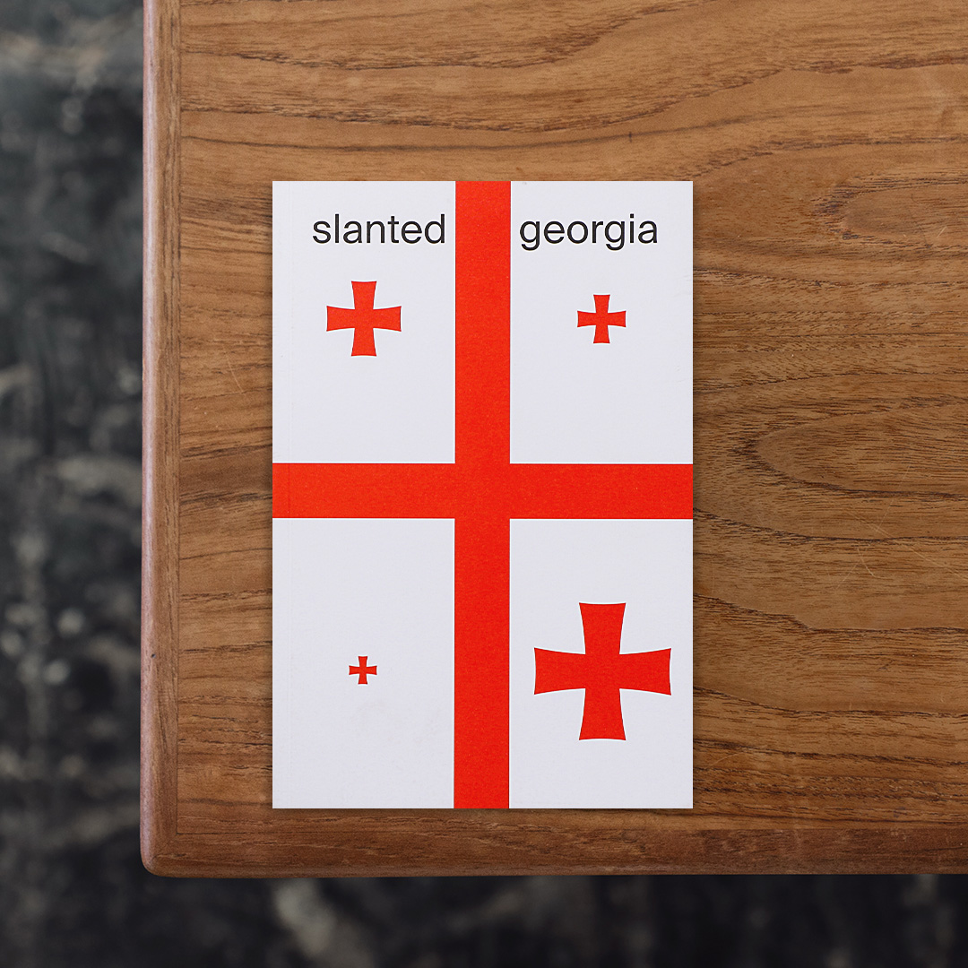 タイポグラフィー、イラスト、フォトを毎号異なるテーマで掲載するドイツ発のグラフィックマガジン『Slanted』の特別号。
コーカサス地方に位置する2つの国、ジョージアとアルメニアをフィールドに現地のデザイン、アート、文化、そして複雑な歴史と社会背景を捉えた記録となっています。
今号の制作にあたり、編集チームはジョージアの首都トビリシからアルメニアの首都エレバンへ旅をしながら、2つの国のアーティスト、グラフィックデザイナー、建築家、編集者、教育者など多くのクリエイターたちのもとを来訪。
インタビューやスタジオ訪問記録に加え、現地の学生による写真シリーズ、タイポグラフィやポスター作品、建築と都市風景のドキュメント、文化的・歴史的背景に関するエッセイなども掲載しています。
ウクライナ戦争により大きな影響を受けているこの地域における、文化と表現の在り方をまなざした一冊。

#Slanted'sSpecialIssueGeorgia/Armenia#SlantedPublishers#graphic#photo #photograph #designbook #artbook #photobook #photographer#design#art