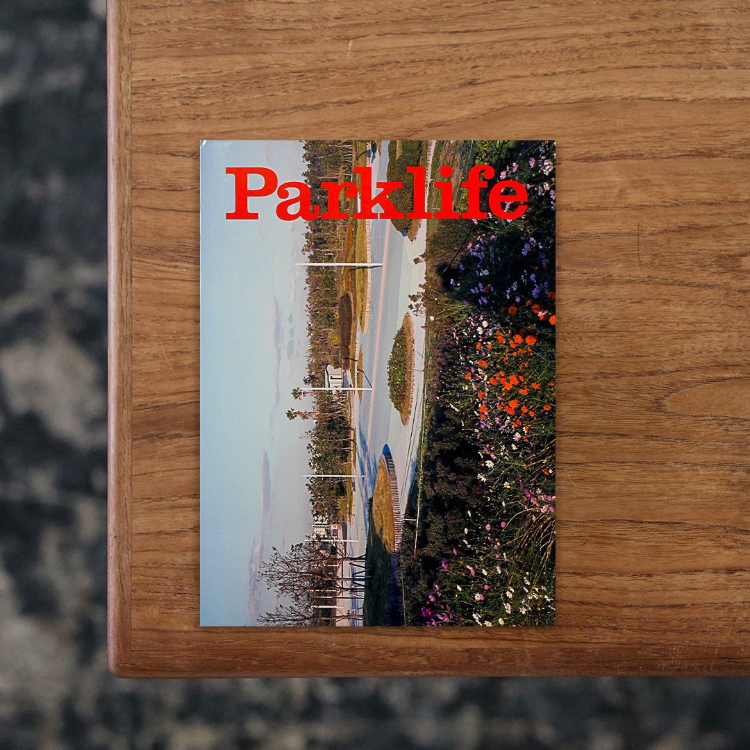 ロンドンを拠点とするインディペンデント出版誌「Parklife」。都市の「公園」や「余白としての屋外空間」をテーマに、写真、文章、デザインが一体となって場所の問い直しを探っています。2023年の発刊以降、年1回の刊行スタイルで各号ごとに異なる視点から「パーク（park）」という言葉を拡張しています。
第1号のテーマは「A Refuge From the Urban Sprawl（都市拡散からの避難所）」。都市化が急速に進む中で公園＝余地がどのように機能するか。
13名のアーティストによるプロジェクト、建築家とデザイナーの対談を中心に、都市・屋外空間の「公園（パーク）」という概念を日常性、建築、風景として多角的に探求しています。
表紙撮影はファッション、アートなど幅広いジャンルで活動する写真家・ホンマタカシが担当。

#Parklife1#ContinenteEditions#graphic#photo #photograph #designbook #artbook #photobook #photographer#design#art