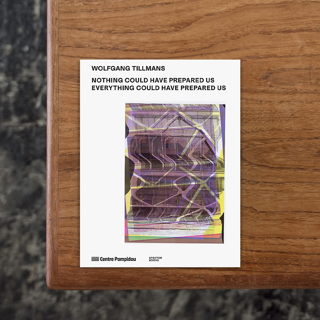 ベルリンとロンドンを拠点に活動する写真家・Wolfgang Tillmans（ヴォルフガング・ティルマンス）がポンピドゥー・センターで開催した展示に伴い刊行した一冊。
本展はポンピドゥー・センターが約5年間にわたる大規模改修に入る前の最後の展示として企画されたもので、ティルマンスには2階の6,000平方メートルに及ぶ広大な公共情報図書館の空間を自由に使用する権限が与えられていました。
ティルマンスは展示空間が長らく図書館として使用されてきたという背景とその社会的な役割について考察した上で、図書館の備品として使用されてきた書棚や机にモニター、さらに館内を流れる音楽まで自身の制御下に置いて展示を構築することで、比類なき空間と自身の作品の一体化を実現したのです。
本書ではティルマンスの1990年代から現在までの幅広い制作年代にわたる作品の図案や解説のほか、展示空間を様々な視点から捉えた記録写真、さらに若手作家がティルマンスの作品について様々な側面から紐解いたエッセイも収録。
かつてない規模と独創的な過程で組み立てられた本展の概要とその背景について多様な視点から迫ることができます。

#NOTHINGCOULDHAVEPREPAREDUS–EVERYTHINGCOULDHAVEPREPAREDUS#WolfgangTillmans#graphic#photo #photograph #designbook #artbook #photobook #photographer#design#art