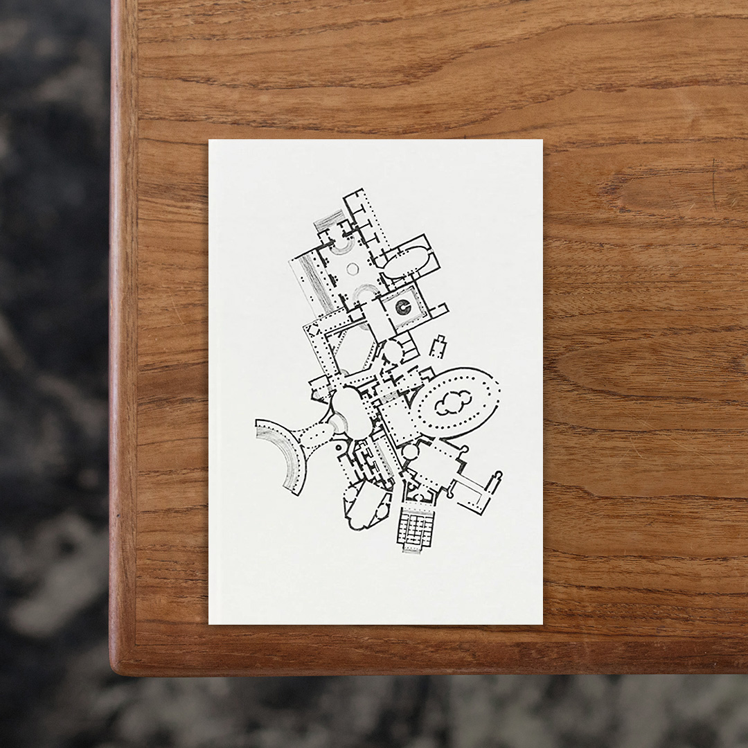 THE PALACE
スウェーデン出身の写真家・Mårten Lange（モルテン・ランゲ）による作品集。
本作はイギリス人小説家・Susanna Clarke（スザンナ・クラーク）が2020年に発表した幻想小説『ピラネージ（Piranesi）』で言葉によって描かれた空間と、そのタイトルの元となった18世紀にイタリアで活動した画家で建築家・Giovanni Battista Piranesi（ジョヴァンニ・バッティスタ・ピラネージ）が銅版画で視覚的に描いた「幻想の牢獄（原題：Carceri d'Invenzione）」の両作品より受けたインスピレーションに基づいてランゲが制作したものです。
「記憶の宮殿」というグーテンベルク印刷機が発明される以前の時代に大量の情報を記憶して整理、保管するために考案された情報整理術がコンセプトとして設定されており、ランゲは古代から中世までの遺跡や歴史的建造物を構成する部屋やドア、廊下といった場所を断片的に撮影した写真を連ねることによって、まるで異なる時空を行き来するかのような空想の空間と建築が描き出されています。

#THEPALACE#MårtenLange##graphic#photo #photograph #designbook #artbook #photobook #photographer#design#art