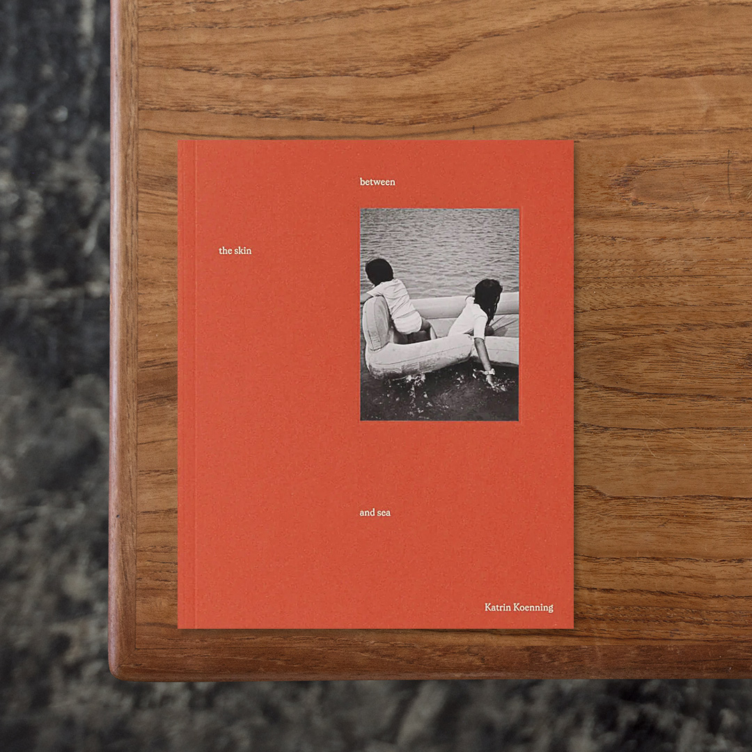 ドイツ出身で、現在はオーストラリア・メルボルンを拠点に活動する写真家・Katrin Koenning（カトリン・コーニング）が、2020年から2023年にかけて自身の身近なローカルのコミュニティを舞台に撮影した作品集。
コーニングはこのコミュニティにおける人々と周囲を取り巻く環境の観察を通じて、それぞれの人々の表情から立ち現れる愛しさや悲しみといった感情などを踏み込んで捉えています。そして合間にフクロウや猫といった動物の姿やフォーカスの甘い花、三日月といったどこか夢想的かつ断片的なイメージとどこか陰りのあるイメージを断続的に束ねることによって、流動的かつ多元的な物語を描き出しています。

#BETWEENTHESKINANDSEA#CHOSECOMMUNE#graphic#photo #photograph #designbook #artbook #photobook #photographer#design#art