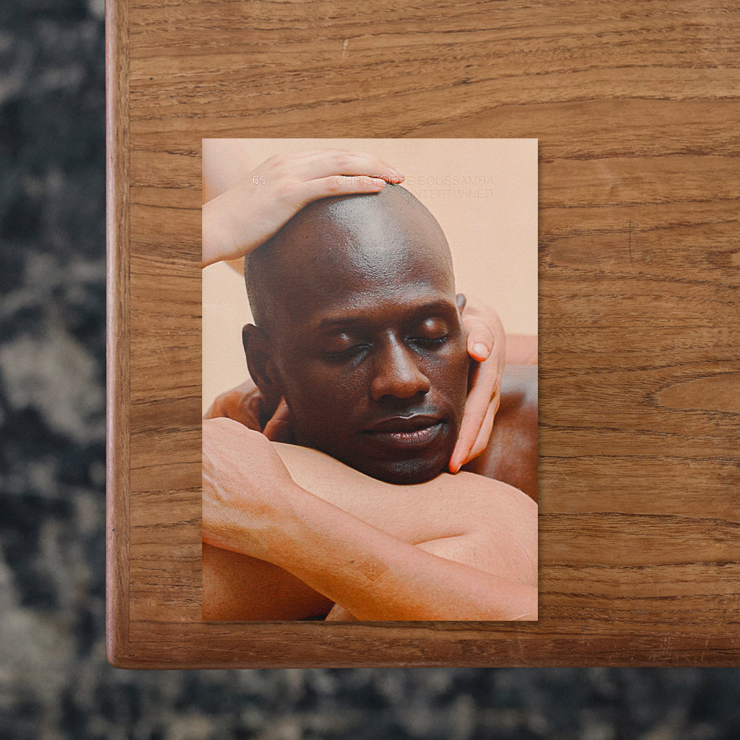 パリを拠点とする写真家、Christophe Boussamba（クリストフ・ブッサンバ）の作品集。ロマン主義からインスピレーションを得て、アイデンティティと人間の繋がりを探求しています。また、アート、自然、人体がいかに個人の本質、そして真の自己と社会の期待との間のバランスを映し出すかを検証しており、多様性と包摂性を重視しながら人間の形態が持つ脆さと優雅さを捉え、古典的な完成度と、違いの豊かさの両方を呼び起こしています。作品を通じて美を個人的なものと普遍的なものをつなぐ橋として提示し、人間関係と共有された経験の重要性を浮き彫りにしています。

#INTERTWINED#ChristopheBoussamba#graphic#photo #photograph #designbook #artbook #photobook #photographer#design#art