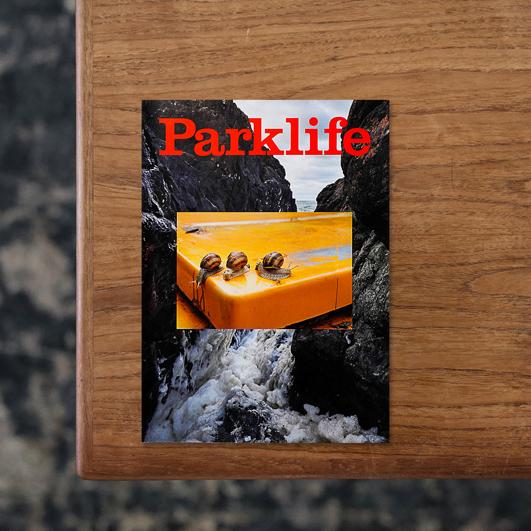 ロンドンを拠点とするインディペンデント出版誌「Parklife」。都市の公園や余白としての屋外空間をテーマに、写真、文章、デザインが一体となって「場所の問い直し」を探っています。
第3号のテーマは　「A new nowhere＝新たなどこでもない場所」。
これまで掲げてきた屋外空間、余白、都市と屋外 の探究をさらに外へ、新たな視点へとシフトしており、風景を記憶や理想の逃避としてではなく問いとして見ることの提案、既知から未知へ、視覚と想像のあいだに生まれる新たなどこでもない場所を探っています。

#Parklife3#ContinenteEditions#graphic#photo #photograph #designbook #artbook #photobook #photographer#design#art