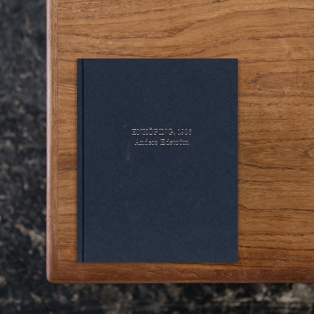 スウェーデン出身の写真家で映像作家のAnders Edstrom（アンダース・エドストローム）が、20歳になってまもない頃にはじめて撮影した写真群の中から2022年に自らセレクトしたものをまとめた一冊。
優れたアマチュアカメラマンの両親のもとに生まれたエドストロームは、幼い頃から両親が撮る写真や自宅に置いてある写真集を目にしてきたことでカメラを手にした時にはすでに写真とはどのようなものであって、どうすればオリジナリティを獲得できるのかに対する関心が頭の片隅に浮かんでいました。
本書ではアンダースが生まれ育ったタイトルにも採用されているスウェーデンの都市・エンシェーピングとその周辺で撮影した写真を収録。ありふれた光景しかなかったからこそ次第に養われていった、エドストロームによる平凡の中から非凡なものを見出す眼差しの原点を読み解くことができます。

#ENKöPING#AndersEdström#AKPE#graphic#photo #photograph #designbook #artbook #photobook #photographer#design#art