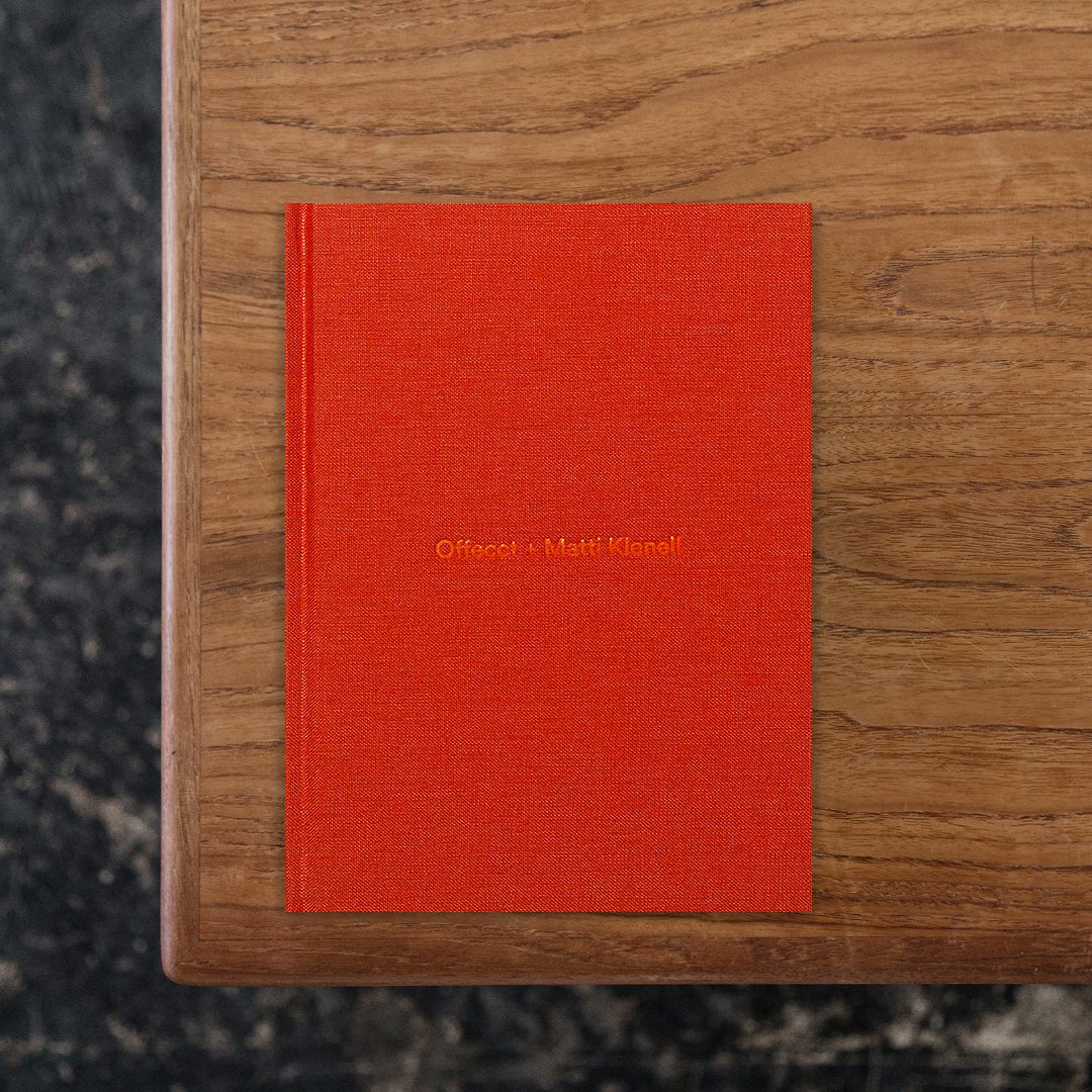 スウェーデンの家具ブランド Offecctとデザイナーのコラボレーションをテーマにしたシリーズ。
第一弾は家具を小さな建築と捉える構造的思考を持つスウェーデンのデザイナー、Matti Klenell（マッティ・クレネ）。
KlenellとOffecctはストックホルムの国立美術館の改修プロジェクトを通じて出会い、その成果として直線モジュールと曲線モジュールを組み合わせるモジュール式ソファシステム「Font」が誕生しました。公共空間（ホテルロビー・ミュージアムラウンジ）を想定して設計されたFontは新たにデザインされたモジュールが追加され、その意義は一層深まっています。
本書では写真、イラスト、テキストを通じてFontの設計プロセスから製品化までの流れを紐解いていきます。
品質と持続可能性を問うKlenellの哲学と、ブランド×クリエイターの関係性に新たな視点をもたらす一冊。

#Offecct+MattiKlenell#Arvinius+OrfeusPublishing#graphic#photo #photograph #designbook #artbook #photobook #photographer#design#art