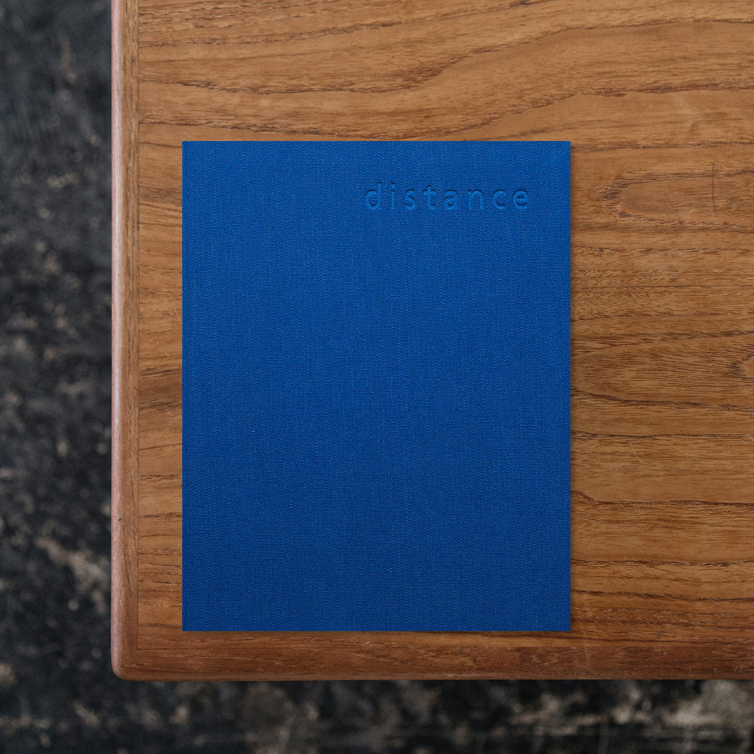 編集者を本職としながら、カメラを介した眼差しの探究と記録に取り組む 井手裕介の初作品集。 井手は2020年の新型コロナが蔓延した初期の頃に感染し、その後遺症として約半年の期間にわたり嗅覚を失いました。その反面、井手は視覚や聴覚といった健在の知覚に対して強く関心を寄せるようになり、その疑問と興味の延長で、2020年末には半世紀前に製造された機械式のフィルムカメラを入手。 その後は知覚に関する探究をフィルムでの撮影と暗室でのプリント作業を通じて取り組んできました。 本書では井手の撮影した様々な写真を掲載。 編集者の仕事を通じて培われた目前の情報や要素の取捨選択と、カメラを介した視点の客体化、そしてシャッタースピードやレンズの絞りを全て自身で定めることによるピントの自覚性による、井手独自の眼差しとその成果を辿ることができます。 巻末には、写真家・鈴木理策による寄稿「機械が行う知覚をめぐって」も収録。

#distance#井手裕介#graphic#photo #photograph #designbook #artbook #photobook #photographer#design#art