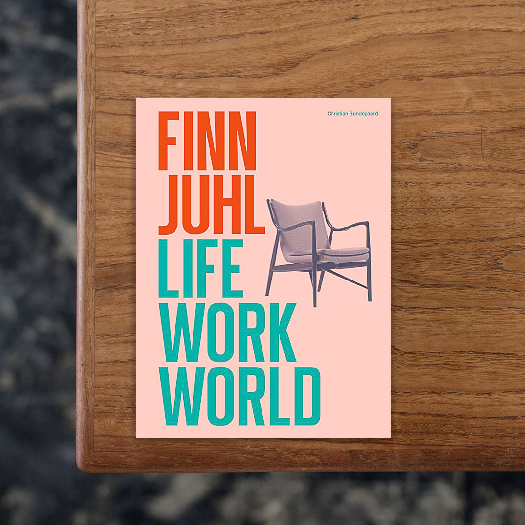 20世紀の北欧家具デザインを象徴する建築家・デザイナー、Finn Juhl（フィン・ユール）の軌跡を、「人生」「仕事」「世界」から探るモノグラフ。
ユールが建築を学び、第二次世界大戦後に家具デザイン界へと本格的に参画した流れから1950年代のデンマーク椅子の世界的な成功、さらに再評価の時代へと続くデザイン史の文脈を辿ります。
「Art is art, and a chair is a chair（芸術は芸術、椅子は椅子）」というユールの言葉が示すように、応用美術と純粋芸術の間に線を引きながらも、自在にその境界を曖昧にするデザイン哲学が本書全体を貫く主題として浮かび上がっています。

#FINNJUHL.LIFE,WORK,WORLD[COMPACTEDITION]#FinnJuhl#graphic#photo #photograph #designbook #artbook #photobook #photographer#design#art