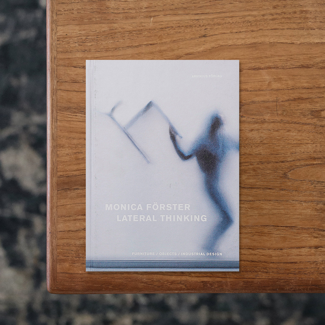 スウェーデンのデザイナー、Monica Förster（モニカ・フォースター）の作品集。
北スウェーデンのラップランドで育ち、自然や手仕事の文化を背景に持つフォースターは、Cappellini、De Padova、Alessi など国際的ブランドと協業しながらも、素材の質感や人の感覚に根ざしたアプローチを貫いてきました。
本書は彼女のデザイン哲学と創作過程を可視化した初のモノグラフ。15年以上にわたるブランド、メーカーとの協業やスケッチ、展示作品のほか、その思想やプロセスを紹介しています。

#LateralThinking#MonicaFoerster#Arvinius+OrfeusPublishing#graphic#photo #photograph #designbook #artbook #photobook #photographer#design#art