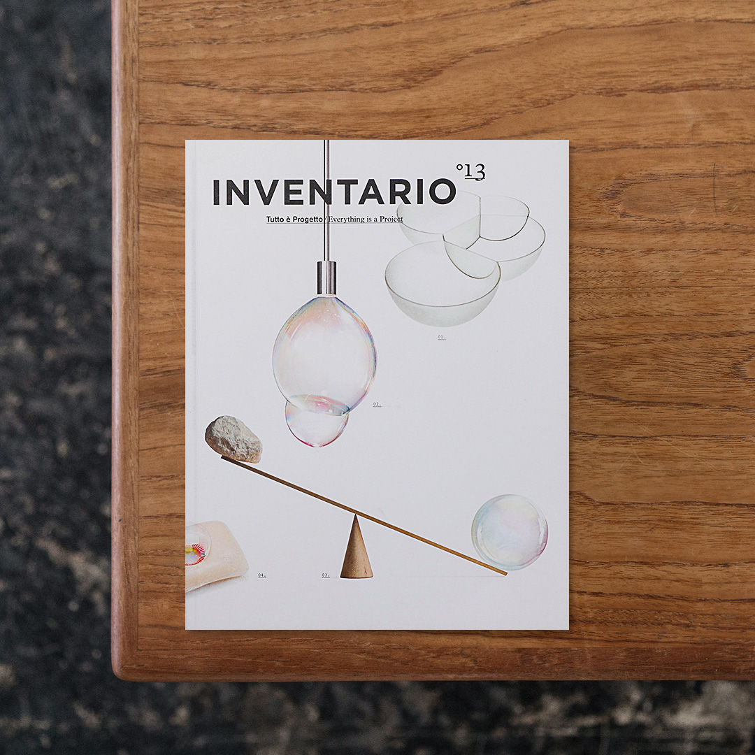 イタリアの出版社 Corraini Edizioni が発行するシリーズ「Inventario」の第13号。
「Everything Is A Project（すべてはプロジェクトである）」をテーマに、デザイン・建築・アート・プロジェクトの横断的な視点から制作を捉えています。
今号は泡（bubble）という自然現象を通してデザインを見つめ直す特集。
泡の現象・構造・概念がどのように建築・プロダクト・アートに表れているかについて、体系的に読み解いています。
丸み、透明感、儚さなどビジュアル的な要素を取り入れた椅子、ガラスの照明、流動的な建築フォルムなどを紹介。
デザイナーや建築家が形を「つくる」のではなく、条件から「生まれる」ものとして捉える、哲学的な内容になっています。

#Inventario13:EverythingIsAProject#CorrainiEdizioni#graphic#photo #photograph #designbook #artbook #photobook #photographer#design#art