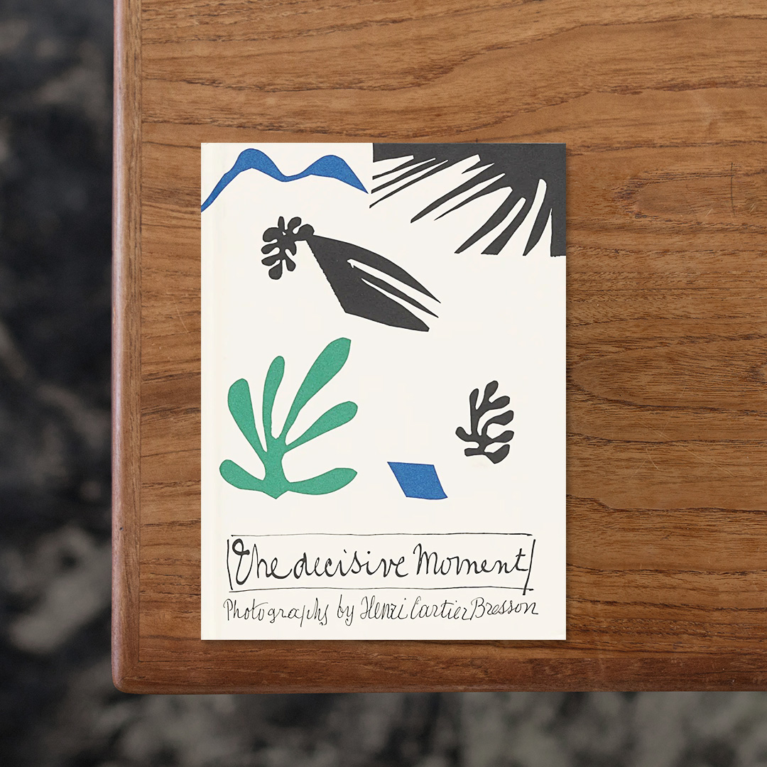 フランスの写真家・Henri Cartier-Bresson（アンリ・カルティエ＝ブレッソン）が、1952年にフランスとアメリカで発表した写真集『仏：Images à la Sauvette/米：decisive moment』の復刻版。
本書の初版は久しく絶版となり、2014年にはSTEIDL社からオリジナルと同一の判型で復刻されたが、いずれも高価なコレクターズ・アイテムと化していることから、アンリ・カルティエ・ブレッソン財団は、芸術家のアンリ・マティスが作成した切り絵を用いたコラージュを継続して装丁に採用しつつも、オリジナルより小さくて実用的な判型に変更することで価格を抑え、より多くの人々が手に取ることができることを目指しました。
ブレッソンの活動初期の20年間に訪れたヨーロッパやメキシコ、エジプトといった場所で撮影した126枚の写真を収録。
シュルレアリスムから得たありふれた風景に不可思議さを見出す視点と、絵画より会得した優れた構図感覚、そして被写体を見つけてすかさずシャッターを切れるライカの小型で携行可能という特性を噛み合わせた上に、報道写真家としてパリ解放をはじめ、スペイン内戦前夜やマハトマ・ガンジーの死など人類の歴史上で重要な場面を数多く捉えてきたブレッソンならではの芸術と記録を重ねた独自の写真表現に触れることができます。

#HENRICARTIER-BRESSON,THEDECISIVEMOMENT[NEWEDITION]
#FONDATIONHENRICARTIER-BRESSON
#graphic#photo #photograph #designbook #artbook #photobook #photographer#design#art