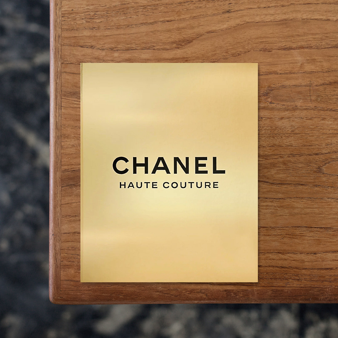 映画監督Sofia Coppola（ソフィア・コッポラ）が撮影したシャネルのオートクチュールの世界をテーマにした作品集。
ソフィアが15歳の頃にシャネルのインターンシップに参加したことをきっかけに始まった、長年にわたる相互の信頼と美学の共鳴によって築かれてきたコラボレーションの集大成と言える一冊。
シャネルのオートクチュール・デザインの歴史を、コラージュやアッサンブラージュのスタイルを用いながら紹介。
ソフィアが捉えるシャネルのオートクチュールの世界は、華やかさよりも静けさにフォーカスしています。パリのアトリエでの繊細な手仕事、モデルたちがランウェイに立つ前の一瞬の沈黙。完成された服そのものよりも創造が息づく瞬間へ眼差しています。
これまで世に出ていなかったスケッチ、ランウェイの記録、アーカイブから抜粋したエフェメラなどを通じて、オートクチュールメゾンの物語が展開され、Gabrielle Chanel（ガブリエル・シャネル）、Karl Lagerfeld（カール・ラガーフェルド）といったシャネルを代表するデザイナー陣、それぞれの時代で活躍したモデルたち、名だたる写真家群などシャネルが築いた鮮やかな時代を網羅した一冊。

#CHANELHAUTECOUTURE#SofiaCoppola#GabrielleChanel#KarlLagerfeld#IMPORTANTFLOWERS#MACK#graphic#photo #photograph #designbook #artbook #photobook #photographer#design#art
