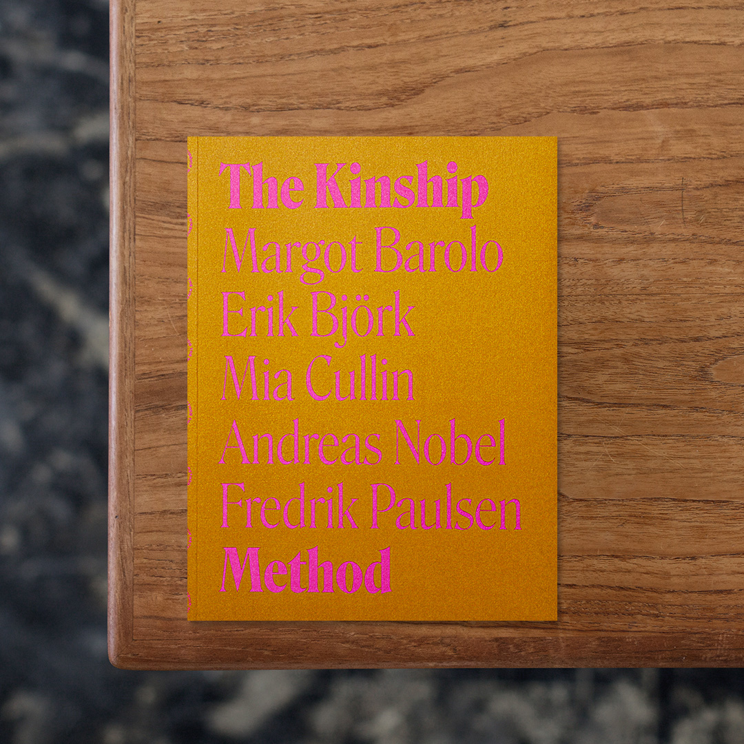 2018〜2019年にスウェーデンの Beckmans Designhögskola（ベックマンズ・デザイン学校）で実施された実験的デザインプロジェクトを記録・分析した一冊。
Andreas Nobel（アンドレアス・ノーベル）、Mia Cullin（ミア・カリン）、Erik Björk（エリック・ビョルク）、Fredrik Paulsen（フレドリック・ポールセン）の5人のデザイナーが参加しました。
課題は「椅子をつくる」こと。5名の各デザイナーが最初に独自の椅子をデザインし、次の人がその要素の一部を受け継いで新たな椅子を制作する、というプロセスを三世代にわたって繰り返し、完成した計15脚の椅子を通じて個性、協働、創造の継承といったテーマについて論じるというプロジェクトの様子をまとめています。
本書には完成作品や制作風景の写真、各デザイナーのコメント、対話形式のデザインセラピーの記録、批評的エッセイを収録。デザインの成果物だけでなく、プロセスと関係性を中心に据えた構成が特徴的です。

#TheKinshipMethod#Arvinius+OrfeusPublishing#graphic#photo #photograph #designbook #artbook #photobook #photographer#design#art