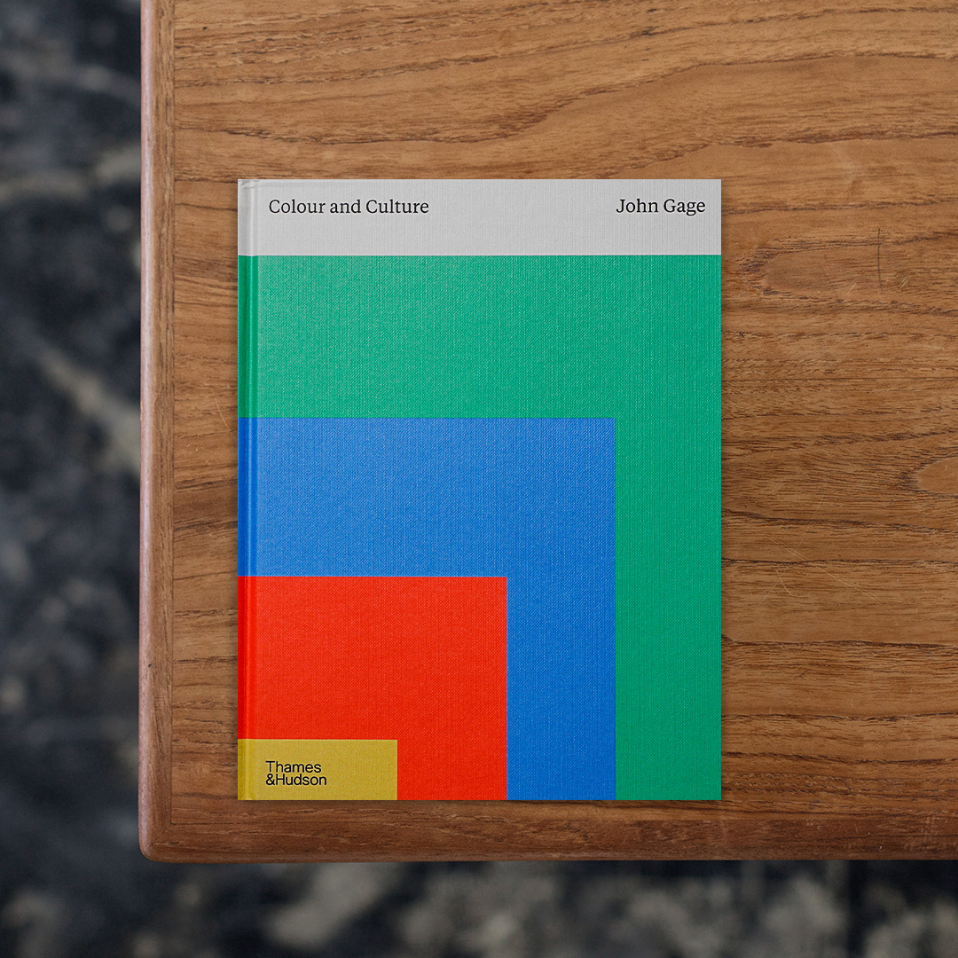 西洋文化における「色」の意味と実践を古代から20世紀の抽象表現まで、歴史・哲学・美術・科学の視点から体系的に辿った一冊。
古代ギリシャ・ローマ期の色彩理論や象徴、ルネサンス期の画家と科学者による色の探求、ニュートンによる光と色の分析、19世紀以降の印象派やポスト印象派、そして20世紀の抽象表現に至るまで、色彩の発展と文化的意味を包括的に収録。
「色はただの視覚刺激か、あるいは光の機能か、あるいは物質として変形され得るものか」という問いから出発し、色の定義そのものを問い直しています。

#ColourandCulture#JohnGage#Thames&Hudson#graphic#photo #photograph #designbook #artbook #photobook #photographer#design#art