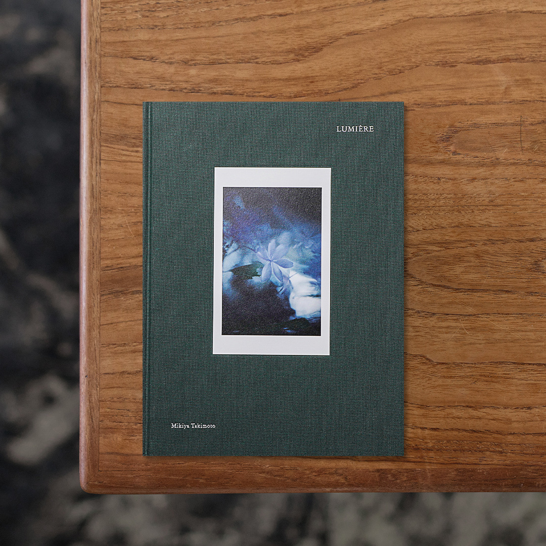 写真家・瀧本幹也の10年ぶりとなる2タイトル同時刊行の新作作品集『LUMIÈRE /PRIÈRE』。
COVID-19の影響によって大人数での広告やCMの撮影、さらに海外渡航も軒並みできない状況下に置かれた中で、河原に咲き乱れる菜の花を目にした瀧本は、これまでに撮影で訪れてきた人間が住めない極限の環境下で生きる植物の姿と通じる力強い生命力を感じて胸を打たれ、野で自生する草花の撮影を開始しました。
本書ではこの出来事をきっかけにその後の3年間にわたって瀧本が探求を続ける中で出会った様々な草花の姿を収録。
季節が巡るごとに連綿と繰り返される植物の栄枯盛衰による儚くも美しい命の姿が捉えられています。
装丁は須山悠里によるもの。本文用紙には印刷適性と紙の風合いという相反する性質を両立させる高級印刷用紙「ヴァンヌーボ」を全ページに採用しており、布張りの表紙には題簽貼り（だいせん：題名などを記して書籍の表紙に貼る細長い紙片・布片）、箔押しを施し、一般的な4色にグロスニスを加えた5色で印刷することでオリジナルの作品の色合いを可能な限り再現しています。

#LUMIÈRE#瀧本幹也#青幻舎#graphic#photo #photograph #designbook #artbook #photobook #photographer#design#art