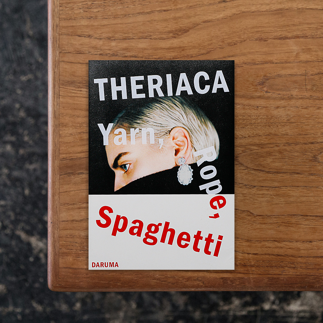 ドイツと日本を拠点とするアーティスト、ファッションデザイナー濱田明日香の作品集。
ファッション活動レーベル「THERIACA（テリアカ）」が現在取り組む「ニット」プロジェクトをまとめたもので、糸・ロープ・スパゲッティという一見無関係に見える3つの素材を軸に、人間の身体性と物質との関係性を再構築しようと試みる実験的なアートブック。
毛糸を柔軟な発想で使用した作品や、靴ひもやストロー、 紙といった編み糸以外の素材を編んで制作したユニークな作品まで、自由なイマジネーションで取り組んだ「編む」表現への挑戦。
インスピレーション源や制作風景の写真のほか、アイデアノートなど収録しており、発想から実験を経てデザインに落とし込む思考のプロセスが汲み取れる内容となっています。
多彩な視覚イメージを通して編むことの楽しさや面白さを伝えるとともに、私たちの身近な存在である編むという行為の無限の創造性を提示する一冊。

#THERIACAYarn,Rope,Spaghetti#濱田明日香#torchpress#graphic#photo #photograph #designbook #artbook #photobook #photographer#design#art