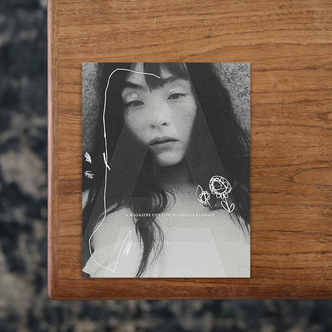 毎号異なるファッションデザイナーをキュレーターとして迎え、そのクリエイティブな世界観を掘り下げるコンセプトマガジン「A Magazine Curated By」。
第29号は、デンマークのデザイナー Cecilie Bahnsen（ セシリー・バンセン）がキュレーターを務めます。
Bahnsen は自身のブランドで「There is power and strength in romance and femininity（ロマンスとフェミニティには、パワーと強さが存在している）」という思想を大切に、詩的で女性らしく、かつ実用性も兼ね備えたデザインを提案してきました。
本書は写真家、アーティスト、キュレーター、モデルなど多彩な寄稿者たちが集まり、ファッションだけでなく写真、エッセイ、対談、ドラフト、アート、家族やコミュニティなど、多面的な表現の融合がCecilie Bahnsen らしさを豊かに伝えています。

#AMAGAZINECURATEDBYCECILIEBAHNSEN#CECILIEBAHNSEN#graphic#photo #photograph #designbook #artbook #photobook #photographer#design#art