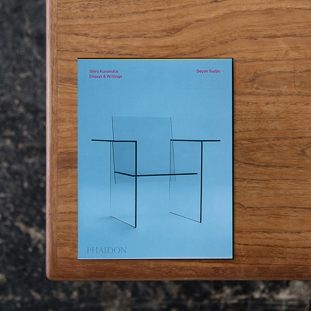 幼少期の原風景をはじめ、音楽や映画に芸術、そして自身の夢の中での体験を綴った日記と様々な要素から着想を得て、店舗やホテルの内装、そして家具に照明など幅広い作品を生み出した戦後日本を代表するインテリアデザイナー・倉俣史朗の作品集。
2013年の刊行以来長らく絶版であったが、建築史学者・Deyan Sudjic（ディヤン・スジック）による序文を追加し再販されました。
色とりどりの廃ガラスの欠片を混ぜ込んだテラゾー（人造大理石）を全面に採用した『ISSEY MIYAKE 松屋銀座本店』の店舗内装や、透明なアクリル樹脂で製作した中身の見えるタンス、さらにスチールメッシュを溶接して形作った椅子『How High The Moon』など、既成概念や量産化に縛られることなく「美もまた機能である」と、独自の思想や哲学でデザインに向き合い続けた倉俣の膨大な作品の数々に出会うことができます。
装丁はスイスのデザイン事務所「(Studio) Jonathan Hares」によるもの。

#SHIROKURAMATA#倉俣史朗#PHAIDON#graphic#photo #photograph #designbook #artbook #photobook #photographer#design#art