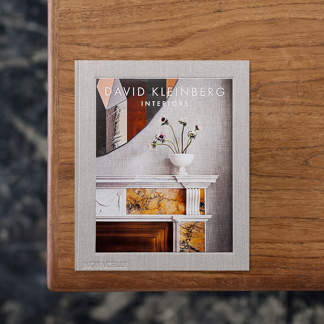 アメリカのインテリアデザイナー・David Kleinberg（デイヴィッド・クラインバーグ）が、1997年にニューヨークで設立したインテリアデザイン事務所「David Kleinberg Design Associates（DKDA）」の手がけたさまざまな住宅プロジェクトについて紹介するモノグラフ。
クラインバーグの顧客であるアメリカのファッションデザイナー・Thom Brown（トム・ブラウン）と、メトロポリタン美術館のキュレーター・Andrew Bolton（アンドリュー・ボルトン）の両者による序文とそれぞれの自宅の紹介を皮切りに、アメリカ各地をはじめロンドンのイートン・スクエアにおける11の住宅プロジェクトなど、「DKDA」がこれまでに手がけてきた国内外の様々なプロジェクトを豊富な図案とともに収録するほか、クラインバーグが自身のために手がけたイースト・ハンプトンにあるプライベートガーデンも公開。
35年以上にわたって偏ることなく多彩なインテリアを生み出してきたクラインバーグと「DKDA」のこれまでの軌跡とその制作過程について包括的に読み解くことができます。

#DavidKleinberg:Interiors#PHAIDON#graphic#photo#photograph #designbook #artbook #photobook #photographer#design#art