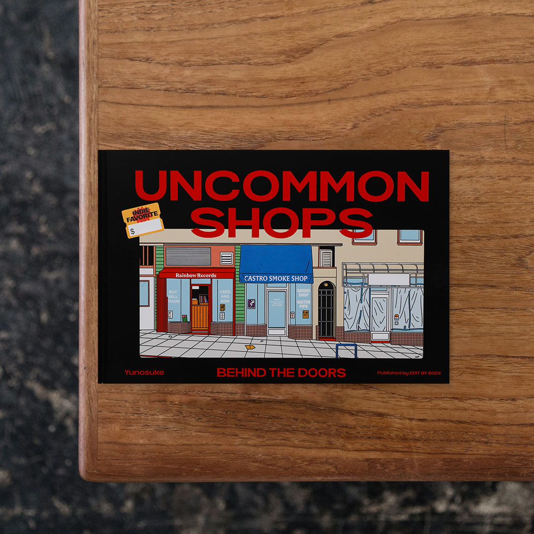 グラフィックデザイナーYunosukeの二作目となる作品集。2025年秋、アメリカ西海岸で出会った空間にインスピレーションを得ており、ヌーディストが闊歩するスモークショップ、窓が欠けた怪しげなホテル、ドリンクを売るゴールキーパーなど、風変わり（uncommon）な空間が旅の記憶とともに閉じ込められた一冊となっています。

#UNCOMMONSHOPS#Yunosuke#EDITBYBODY#graphic#photo #photograph #designbook #artbook #photobook #photographer#design#art