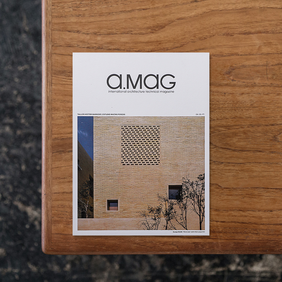 ポルトガルのAMAG社が発行する建築雑誌『AMAG』。
今号では中米のメキシコにおける次世代の建築界を担う「TALLER HECTOR BARROSO（タジェール・エクトル・バローゾ）」と「ESTUDIO MACIAS PEREDO（エスタジオ・マシアス・ペレド）」の二つの建築事務所を特集します。
両者はともに地域性を重視することで、周囲を取り巻く環境との調和と居心地の良さを兼ね備えた建築を生み出しており、地元の素材や工法など土地の自然資源を巧みに活用していることが特徴的。
本書ではそれぞれが手がけた15以上の作品について紹介している。レンガや石、木といった天然素材から、コンクリートにガラスといった人工的な素材も巧みに織り交ぜながらクライアントの要望に応じて丹念に作品を生み出す設計手法について読み解くことができます。

#AMAG19:TallerHectorBarroso|EstudioMaciasPeredo#graphic#photo #photograph #designbook #artbook #photobook #photographer#design#art