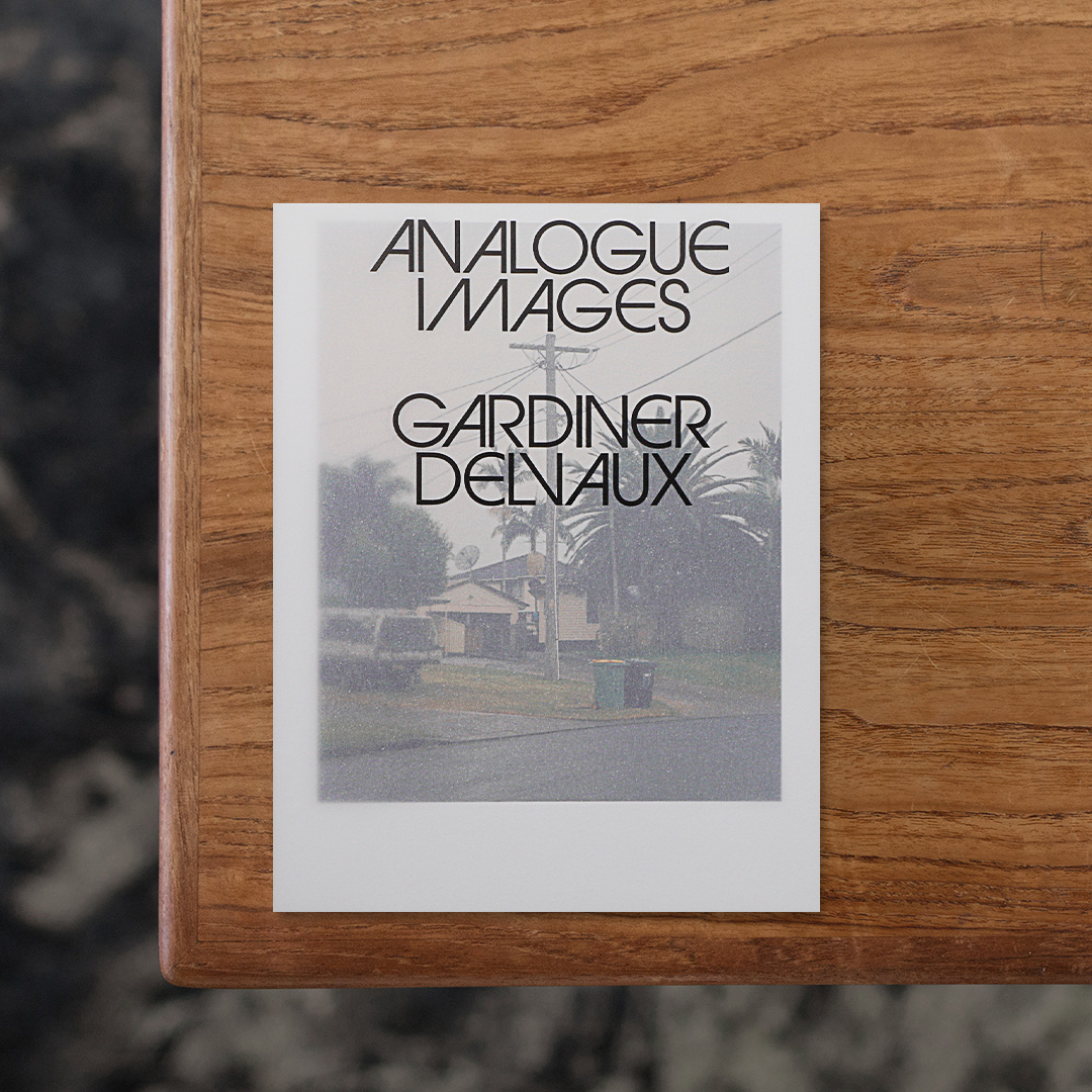 ともに建築写真の分野で活躍するオーストラリア人写真家・Rory Gardiner（ロリー・ガーディナー）とベルギー人写真家・Maxime Delvaux（マキシム・デルヴォー）の両者の写真を比較しながら検証することで、建築と現代写真の関係性、ならびに役割について考察を深めた一冊。
シドニー大学の「Tin Shed Gallery」で開催された展覧会でガーディナーとデルヴォーによる建築写真を並置したところ、両者の建築や日常に対する着眼点の置き方や作家性といった単体では見えにくい要素が表出したことをきっかけに生まれた本書では、展覧会の内容から発展させた内容が盛り込まれており、会場で展示された作品以外の写真を追加で掲載するほか、写真家自身やクライアント、さらに批評家によるテキストも合わせて収録。
両者がこれまでに国を超えて撮影を手がけてきた様々な優れた建築の数々に出会いながら、様々な観点を通じて現代写真と建築について批評的に分析した成果を読み解くことができます。

#AnalogueImages#RoryGardinerMaximeDelvaux#graphic#photo #photograph #designbook #artbook #photobook #photographer#design#art