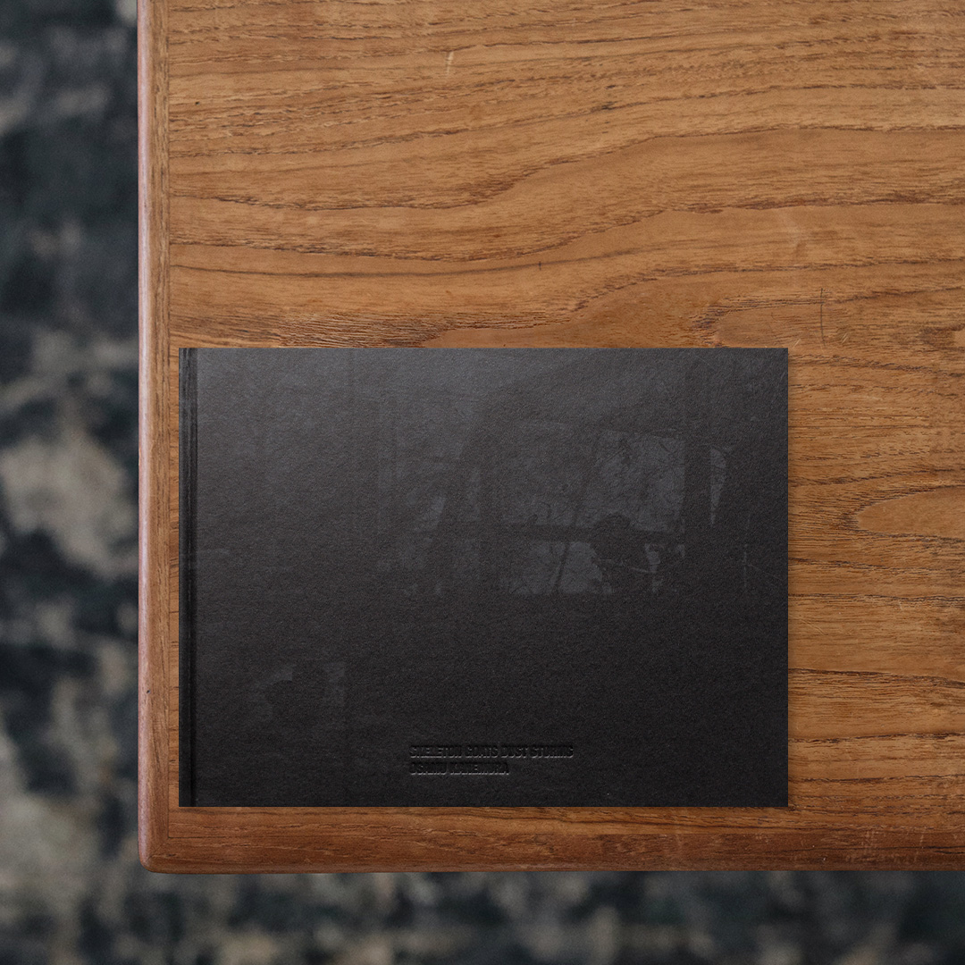 写真家・金村修が、日本初の写真ギャラリー・ZEIT-FOTO SALONの代表・石原悦郎からの依頼で2008年に中国・北京で撮影するも、これまでに未発表だった作品をまとめた写真集。
国内外の写真家が切り取った世界中の出来事や社会課題について、ファッションを媒体に人々へと広めるプロジェクト・Mēdeia1.0の派生で開始された出版レーベル・Mēdeia2.0より刊行されました。
中国にとって初開催の北京オリンピックで沸き立つ中心地を横目に、金村は未だ伝統的な住宅の四合院や胡同が残る郊外や、動物園へと足を踏み入れました。
本書では作品47点のほか、批評家でキュレーター・梅津元による寄稿や、金村自身による書き下ろしテキストを日英両語表記で収録。
周囲は無数の瓦礫と放棄物に溢れて好き放題に伸びた草木の中を野生化した犬や山羊がうろつく郊外と、動物や魚が檻や水槽の中で人間の管理下に置かれている動物園。
人間と自然が訣別した風景と人間の手中に自然が収まる風景の対比は、人間と自然の連関関係と、過ぎ去った「殺風景」を呼び覚まします。

#SKELETONGOATSDUSTSTORMS#金村修#INDIGO#graphic#photo #photograph #designbook #artbook #photobook #photographer#design#art