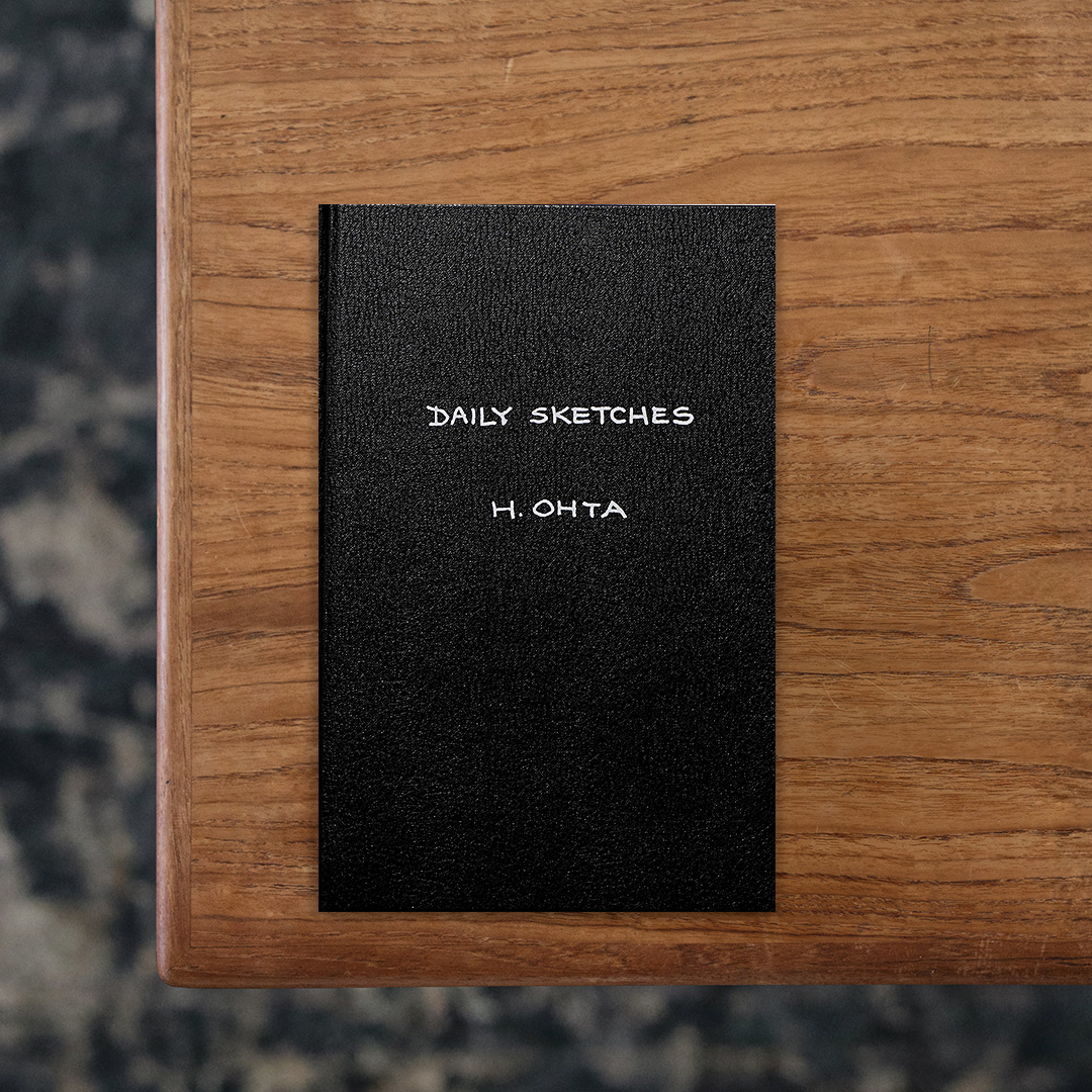 1970年に渡米して経済学を学んだのちに画家を志し、現在はカリフォルニア州トーランスのアトリエを拠点に活動する横浜出身の日本人アーティスト、HARRY OHTA（ハリー太田）の作品集。
デイヴィッド・ホックニーやエドワード・ホッパーに影響を受けたハリーは、アメリカ南西部とロサンゼルスのサウスベイエリアでの人間による自然に対する侵入に焦点を当てながら日本人の眼差しを通じて現代アメリカにおける生活を捉えており、キャンバスの上に巧みな画面の構成と簡潔な色彩で作品を描き出している。
本書は神奈川県茅ヶ崎市にあるギャラリー・CREATIVE SPACE HAYASHIにおいて開催されたハリーの日本初個展の際に非売品として公開された日々の記録スケッチをまとめたもの。
当初は作品として発表するつもりはなかったが、人に見せることを前提にしていないからこそ、ハリーの日々の断片が等身大で率直に表現されています。

#DAILYSKETCHES#HARRYOHTA#graphic#photo #photograph #designbook #artbook #photobook #photographer#design#art