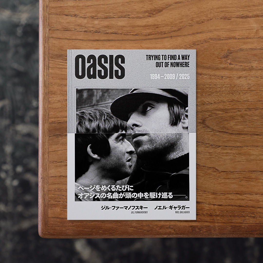 工業都市・マンチェスターの労働者階級で育ち、様々な不条理な場面に翻弄されながらも困難を打ち砕く豪胆さと、権威的な存在に対して正直に真っ向から対峙する姿勢、そして簡潔ながらも耳に残るメロディーと歌詞によって絶大な人気を誇る英国のロックバンド・Oasis。
2024年8月に再結成を発表し、この復活をきっかけにして青春時代をオアシスとともに過ごした世代だけでなく、当時を知らない若年層の世代からも熱い支持を得ています。
本書はそんなOasisの活動を1994年12月から解散時の2009年8月まで継続的に撮影を続けてきた写真家・Jill Furmanovsky（ジル・ファーマノフスキー）による写真をまとめた一冊。

#Oasis#Thames＆Hudson#graphic#photo #photograph #designbook #artbook #photobook #photographer#design#art