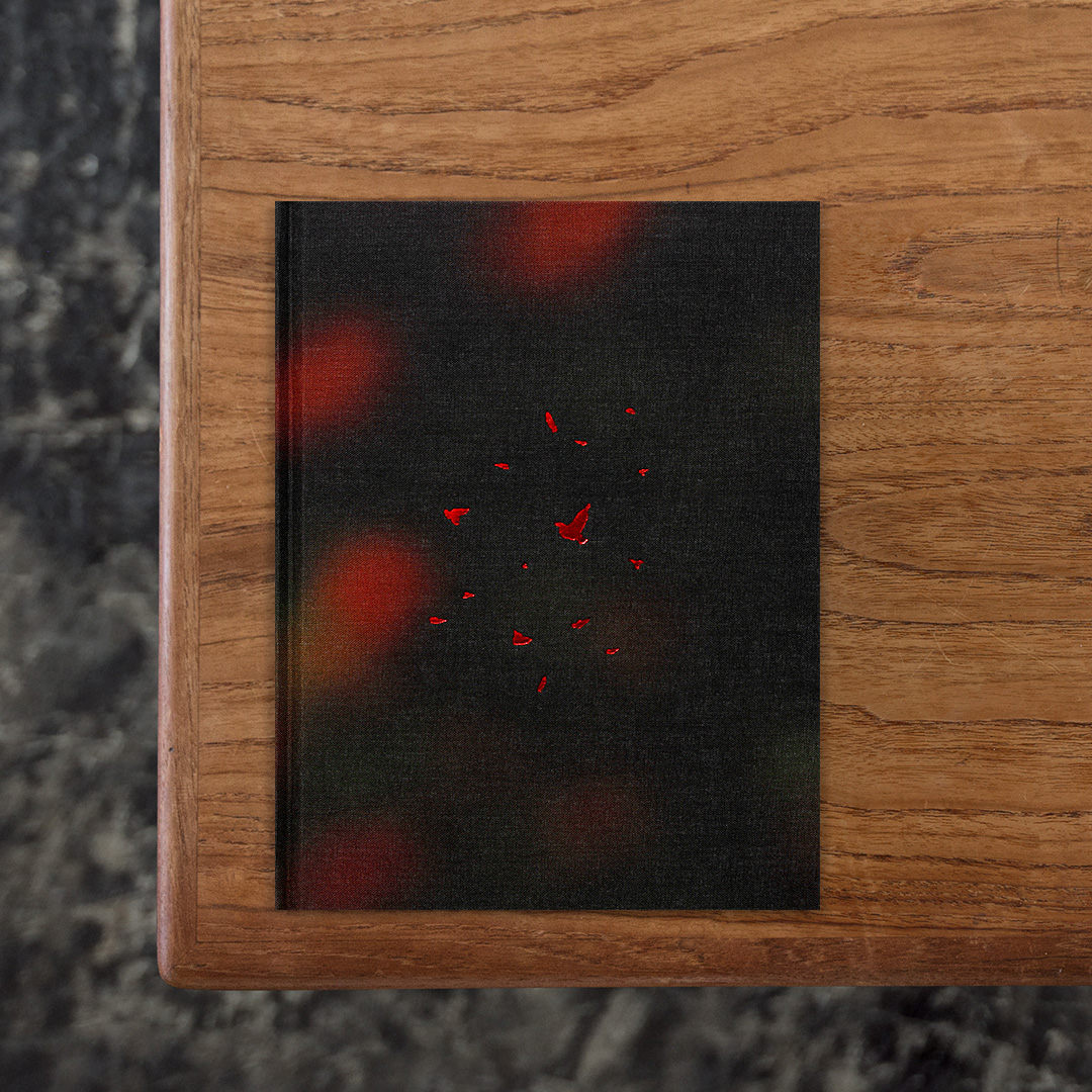 シンガポールを拠点に活動する写真家・Jamie Png（ジェイミー・プン）が、仕事を終えて毎晩自宅に帰るまでの家路において撮影した花の姿をまとめた一冊。
街角や軒先を彩る色とりどりの花の存在は日中の時間帯に着目する人は多くとも、日没後の夜が更けた状況下ではその華やかさも闇に紛れ、ほとんどの人がその存在に気が付かないながら、花は変わらずに咲き続けています。
そのことに気が付いたジェイミーは、夜の中で息を潜める花の姿を街灯の明かりの下やストロボの発光によって、知られざる夜間の静かに咲く花の姿の撮影に着手。
咲いては散って、再び蕾をつけるという一見単調に思える繰り返しにおける穏やかな経過や、そこでの静かな忍耐の時間の存在を明らかにしました。
ジェイミーが捉えた静かな花の佇まいには、燃え尽き症候群になって毎日の繰り返しの日々や仕事に飽和や疲労を覚えるジェイミー自身の姿や心境も映し出されています。

#Apricity#JamiePng#PPIPPIPRESS#graphic#photo #photograph #designbook #artbook #photobook #photographer#design#art