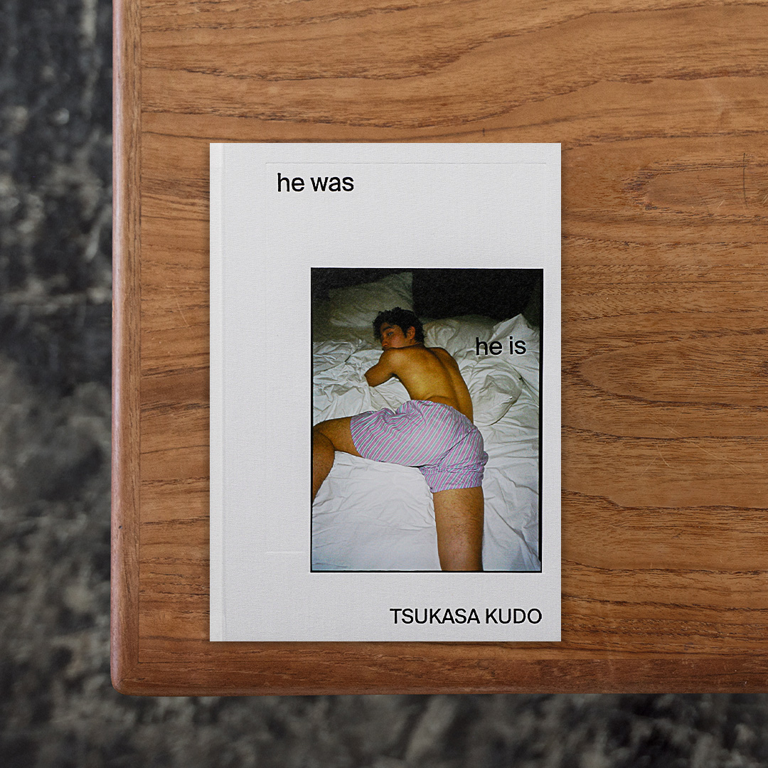 ファッションデザイナーとしてメンズライン「KUDOS」とウィメンズライン「SODUK」を手掛けるほか、写真家としても活動する工藤司の初作品集。
本書では工藤がおよそ10年間にわたって撮り溜めてきた写真群を振り返って新たに再構成しており、これまでに工藤が出会ってきた風景や人物との邂逅の場面が散りばめられています。
装丁は工藤が台湾のデザイナーのアーロン・ニエと対話を重ねて形作られたもの。
この2人のコラボレーションは、日本だけでなくアジアから世界に向けて発信したいという思いが込められている一冊。

#hewasheis#工藤司#写場#graphic#photo #photograph #designbook #artbook #photobook #photographer#design#art
