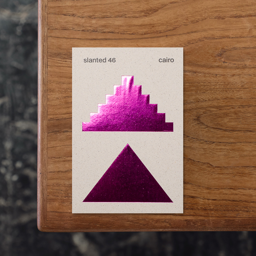 タイポグラフィーやイラスト、フォトを毎号異なるテーマで掲載するドイツ発のグラフィックマガジン『Slanted』。第46号で取り上げているのは、エジプトの首都・カイロとその周辺地域におけるデザイン文化について。
書き言葉や公式の場で用いられる「フスハー（現代標準アラビア語）」と、日常会話で用いられる「アーンミーヤ（エジプト口語アラビア語）」、そして「英語」が混在するカイロでは、それらの言語を用いた大胆で力強い独自のデザインが隆盛していますが、世界の人々にとってエジプト＝ピラミッドをはじめとした古代エジプト文明の印象が色濃く、そのデザインとグラフィックの革新性や多様性についてはあまり広く知られていません。
本号では、タイポグラフィにグラフィック、ビジュアルコミュニケーションから、建築やプロダクトデザインと多岐にわたるプロジェクトのほか、イラストレーターにアーティスト、デザイナーと創造性に満ちた様々な人物のプロフィールを、それぞれの作品とともに掲載。
幅広い分野のデザインと人物を紹介することを通じて、カイロを中心としたエジプトにおけるデザイン文化の現在地と、今後の未来に向けた展望が示されています。

#SlantedMagazine#46Cairo#SlantedPublishers#graphic#photo #photograph #designbook #artbook #photobook #photographer#design#art