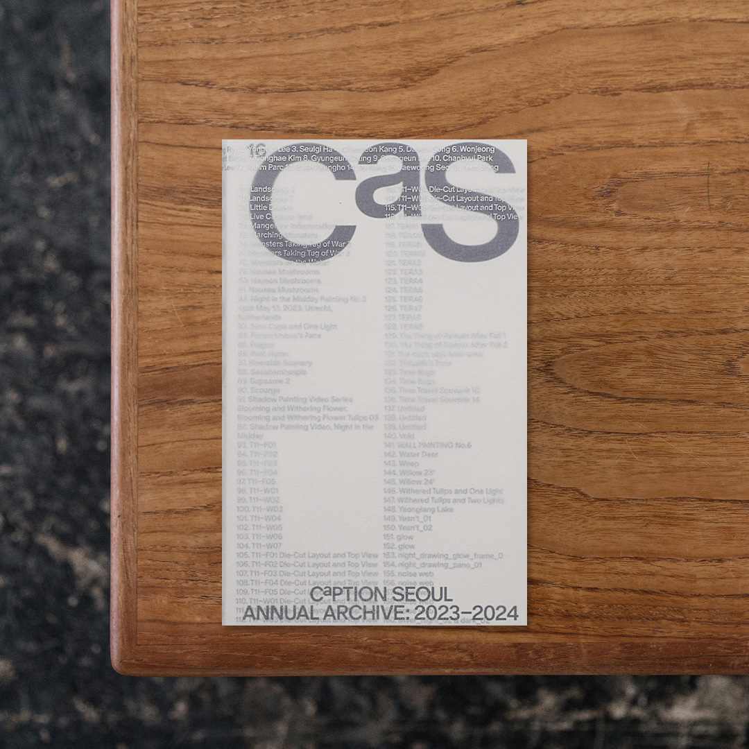 韓国・ソウルにある現代アートのギャラリー、アートスペース「Caption Seoul」は商業ギャラリーの域に留まらず、実験性、思想性、多様性を重視するアートスペースとして、国内外で注目されています。
本書は2023年〜2024年にかけて同スペースで行われた展示を網羅的に記録したものです。9つの展示と、それらに参加した 16人のアーティストの作品を収録しており、その内容は各展示ごとの作品写真、展示風景、会場の構成、展示プランなどを含んでいます。
また、Caption Seoulのキュレーションや展覧会の文脈、ギャラリーの運営や理念、将来の展望なども含むインタビューやテキストも収録。Caption Seoul というプラットフォームの記録といえる一冊。

#CAPTIONSEOULANNUALARCHIVE:2023–2024#CaptionSeoul#graphic#photo #photograph #designbook #artbook #photobook #photographer#design#art