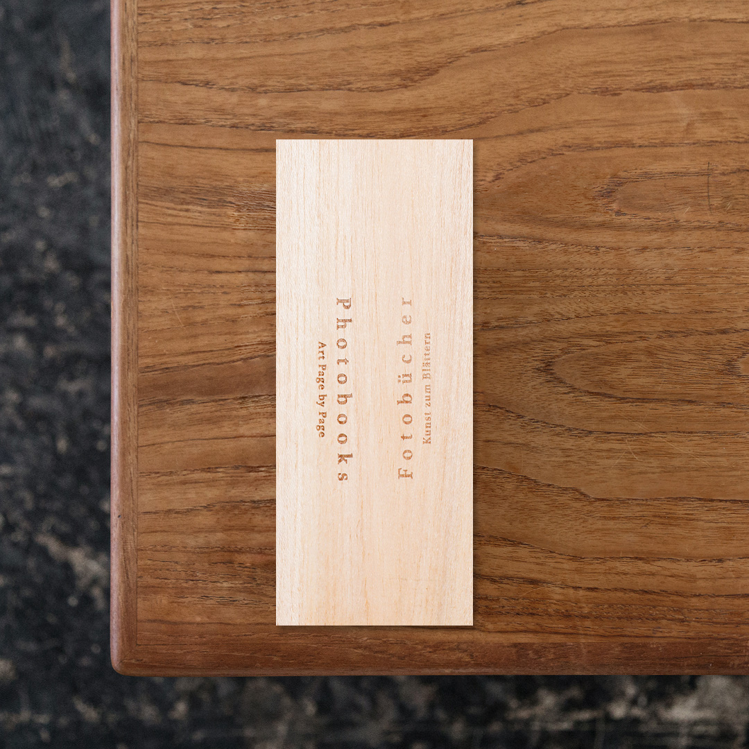 ドイツ・ライプツィヒのグラッシ応用美術館において開催された、写真集を特集する展覧会 「Photobooks. Art Page by Page」に伴い刊行された一冊。
布貼りの上製本に、手作りのホッチキス留め、そして個人や出版社と、幅広い形態や製本でその部数を問わず無数に刊行されてきた写真集は、数ある印刷物の中でも異彩を放ちます。
本書では、過去数十年間に世界で刊行された写真集の中から厳選した45冊の写真集を分析・紹介。
素材・製本・形態などの要素ごとに細分化することを通じて、写真集が有する工夫やアート性、または物語を伝える媒体としての役割が解き明かされています。

#Photobooks.ArtPage#CalinKruse#dienachtPublishing#graphic#photo #photograph #designbook #artbook #photobook #photographer#design#art