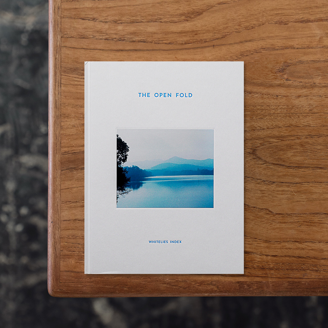 フランスのラグジュアリーメゾン・CHANELが、中国杭州市の西湖で2024年12月に開催したメティエダール・コレクションショーに携わった4名のアーティストとの協働とその成果についてまとめた作品集。
ショーの会場となった杭州市西湖は、地方都市ながら高速鉄道が通ることによる利便性の高さで現代性と伝統の両方が息づいており、その景観の美しさで世界文化遺産にも登録されるなど中国の中でも指折りの観光地として知られています。
本書では、Ziyi Le（レ・ツィイー）、Li Hui（リー・フイ）、Stefan Dotter（ステファン・ドーター）、Zheng Lu Xinyuan（ツェン・ルー・シェンエン）の4名のアーティストが撮り下ろした写真を収録。
 「リズム」「記憶」「変容」といったテーマを切り口にして、アーティストたちが西湖の風景から何を受け取り、どのように変容させたのかについて示しています。

#Index#01–TheOpenFold#StefanDotter#graphic#photo #photograph #designbook #artbook #photobook #photographer#design#art