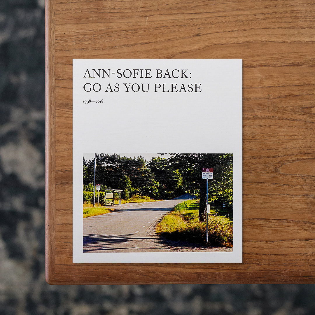 スウェーデンのファッションデザイナー Ann-Sofie Back（アン＝ソフィー・バック）の作品集。
ストックホルムのユールゴーデン島にあるリリエバルク美術館にて開催の展覧会に伴い刊行されたもの。
Backは1998年にセントラル・セント・マーチンズを卒業し、当時のファッション界で通例とされていた「女性らしさ」「華やかさ」「美しさ」という理想が生み出すステレオタイプや抑圧、見せかけの完璧さが孕む不安や虚飾を、あえて暴き出すように「俗っぽさ」「魅力の喪失」といったクリシェにインスピレーションを得た破壊的で示唆に富んだファッション作品で知られています。
本書はコレクション、ランウェイショー、ルックブック、スタイリング作品のほか、キャンペーン写真、スケッチ、展覧会ビジュアル、プレス記事、インタビュー、寄稿エッセイなどを収録し、彼女のキャリア全体を網羅。そこからBack がファッションを単なる服に留めず、社会、身体、性、アイデンティティに関する問題と結びつけてきたことが浮かび上がっています。

#Anne-SofieBack:GoasYouPlease,1998–2018#Anne-SofieBack#Art＆TheoryPublishing#graphic#photo #photograph #designbook #artbook #photobook #photographer#design#art