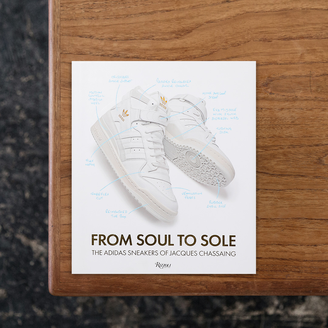 フランス・アルザス出身のスポーツシューズデザイナー、Jacques Chassaing（ジャック・シャサン）のキャリアの全貌を多角的な視点から辿った一冊。
ビジネスシーンや結婚式などのフォーマルな場面で着用するドレスシューズのデザインを手がけながら、いつかアディダスへ入社することを夢見ていたシャサンは、1981年に念願叶ってアディダス・フランス社のデザインチーム責任者に就任し、80年代半ばには世界的なジョギングブームによるランナーの多様化と需要の高まりに呼応する形で、機能面だけでなくスタイリッシュな佇まいと色彩を兼ね備えたシューズの数々を考案。
90年代にはアディダス・インターナショナルへと移籍し、その後もシューズの名称に対する工夫や最新素材の採用などを通じた革新性の連続を通じて、アディダス社のシューズ部門の躍進に大きな貢献を果たしました。
本書ではナイキとアディダスを渡り歩き、『エア ジョーダン 1』や『ダンク』のシルエットに『ウイングロゴ』、そして『パフォーマンスロゴ』と今もなお両社を象徴する存在の数々を生み出してきたデザイナー・Peter Moore（ピーター・ムーア）によるアートディレクションのもと、これまでにシャサンとコラボしてきた多数のデザイナーと愛用する著名人らによる寄稿も通じて、シャサンの40年間におよぶキャリアとその作品について考察。
現代のスポーツシューズへのシャサンによる貢献の全容を様々な逸話や背景とともに振り返っています。

#FromSoultoSole:TheAdidasSneakersofJacquesChassaing#Rizzoli#graphic#photo #photograph #designbook #artbook #photobook #photographer#design#art