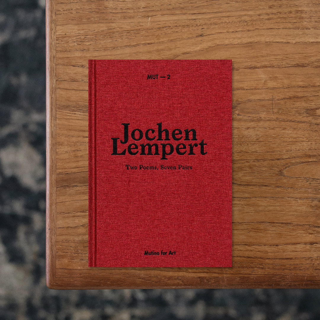 ドイツ人フォトグラファー、Jochen Lempert（ヨヘン・レンペルト）の作品集。 イタリアのタイルブランド「MUTINA」の社屋「Mutina Headquarters」で開催した展覧会に伴い刊行されたもの。MUT Booksとは、展覧会プロジェクトに付随する書籍シリーズであり、完成された作品ではなく思考と制作の途中経過を提示する実験的な作品集となっています。 作品や展覧会風景に加え、キュレーターによるエッセイや考察、アーティストへのインタビューを収録。 本展のタイトルである「Two Poems, Seven Pairs」は、類似したイメージと異なったイメージとの間に生まれる、ほぼ音楽的とも言える対話を仄めかしている。人間、動物、植物、風景、大気現象、エネルギーの間に、相反するもの、対称性、そして繋がりが浮かび上がってきます。

#MUT2|TWOPOEMS,SEVENPAIRS#JochenLempert#graphic#photo #photograph #designbook #artbook #photobook #photographer#design#art