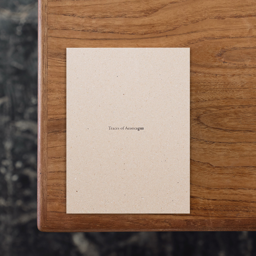 アルゼンチン出身の人類学者、写真家、学際的なリサーチャーであるPablo Figueroa（パブロ・フィゲロア）の作品集。
社会科学と視覚芸術の交差点において活動し、イメージと社会、思考の関係性に関心を向けており、その実践は単なる風景の記録にとどまらず文化や歴史、そして人間の痕跡を読み解く試みとして展開されています。
本作は2007年、単独で挑んだアメリカ大陸最高峰アコンカグア（標高6,962m）の旅を記録した写真集。薄い空気、刺すように強い光、そして荒々しい風ーその苛烈な環境の中で見えてきた、山の稜線の向こう側にある「内なる場所」や、頂を目指しながら自分と向き合う時間を写し取ったもの。
撮影後にネガを紛失し、15年の歳月を経て箱の中から見つかったプリントで構成された一冊です。

#TracesofAconcagua#PabloFigueroa#graphic#photo #photograph #designbook #artbook #photobook #photographer#design#art